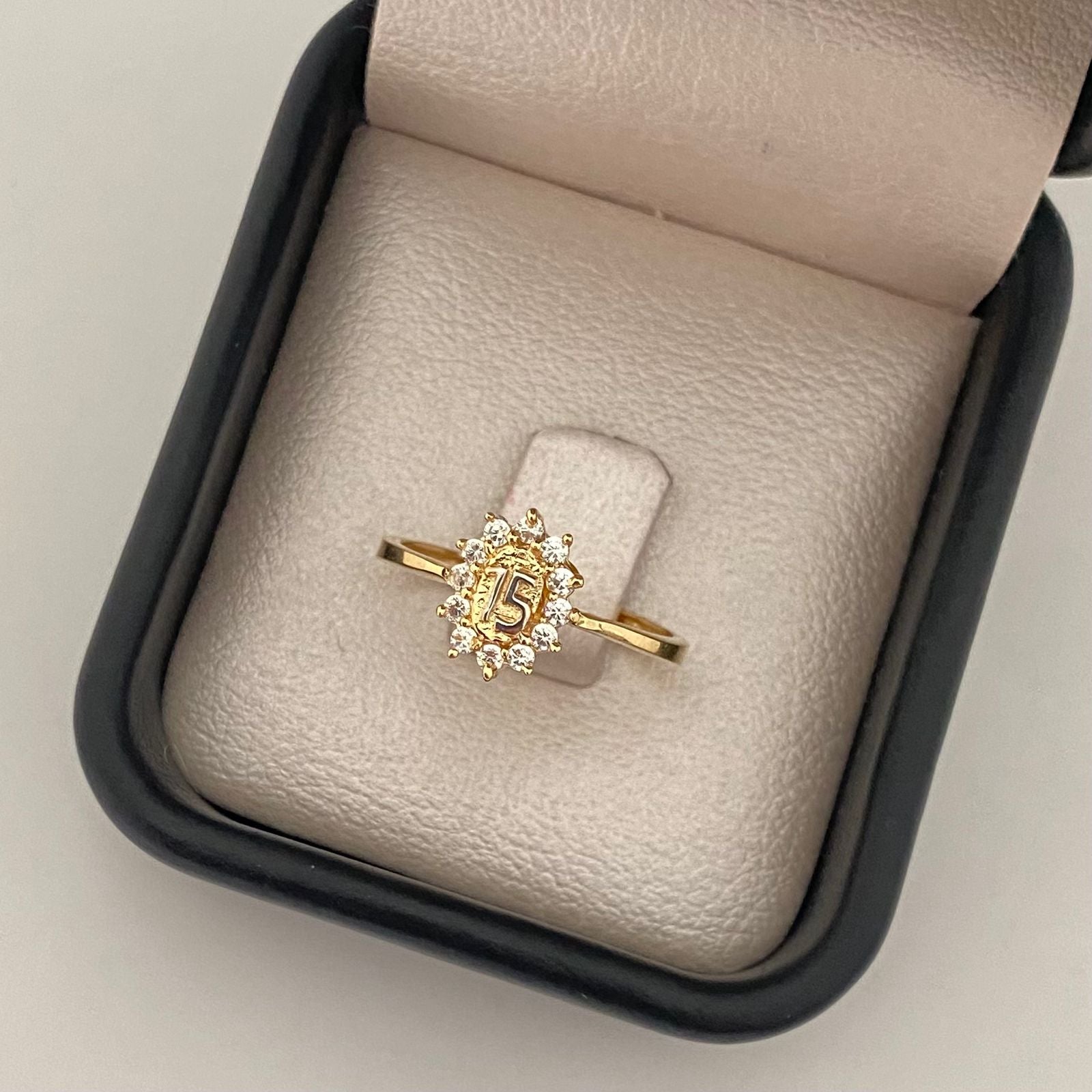 Anillo flor 15´s casting Oro amarillo y Oro blanco 18k / Talla 6 3/4 / 2,05 Gr