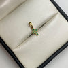 Dije mini cruz circones verdes Oro amarillo 18k 0,5 Gr / 6,4 mm / 1,5 Cm