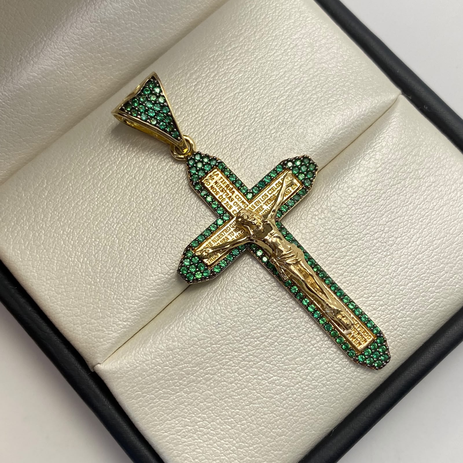 Dije Cruz circones verdes Oro amarillo 18k 7 Gr / 25,4 mm / 5,3 Cm