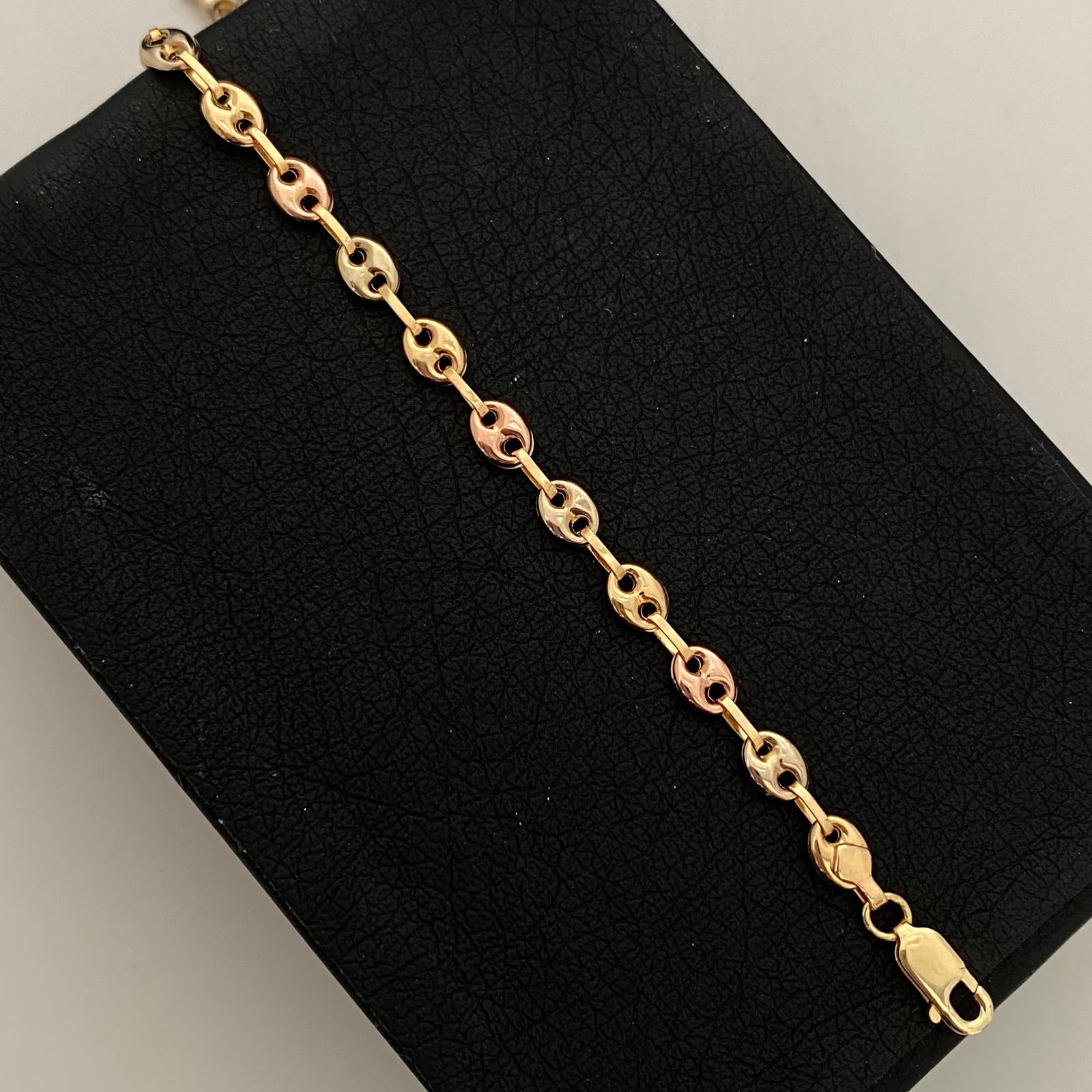 Pulso Gc Liso Tres oros 18k 3,40 Gr / 4,1 mm / 21,5 Cm Broche 0,60