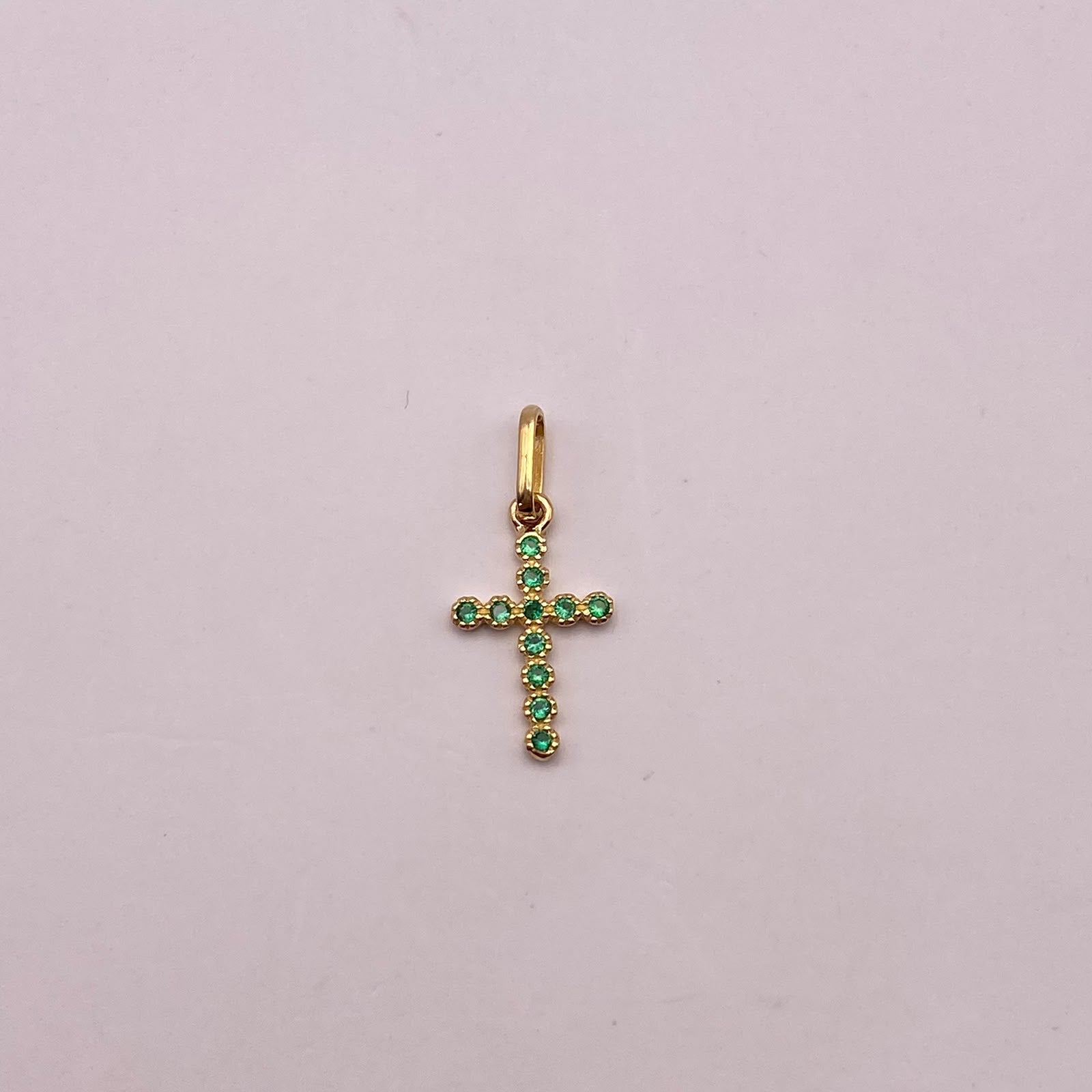Dije Cruz circones verdes Oro amarillo 18k 0,7 Gr / 9,8 mm / 2,2 Cm
