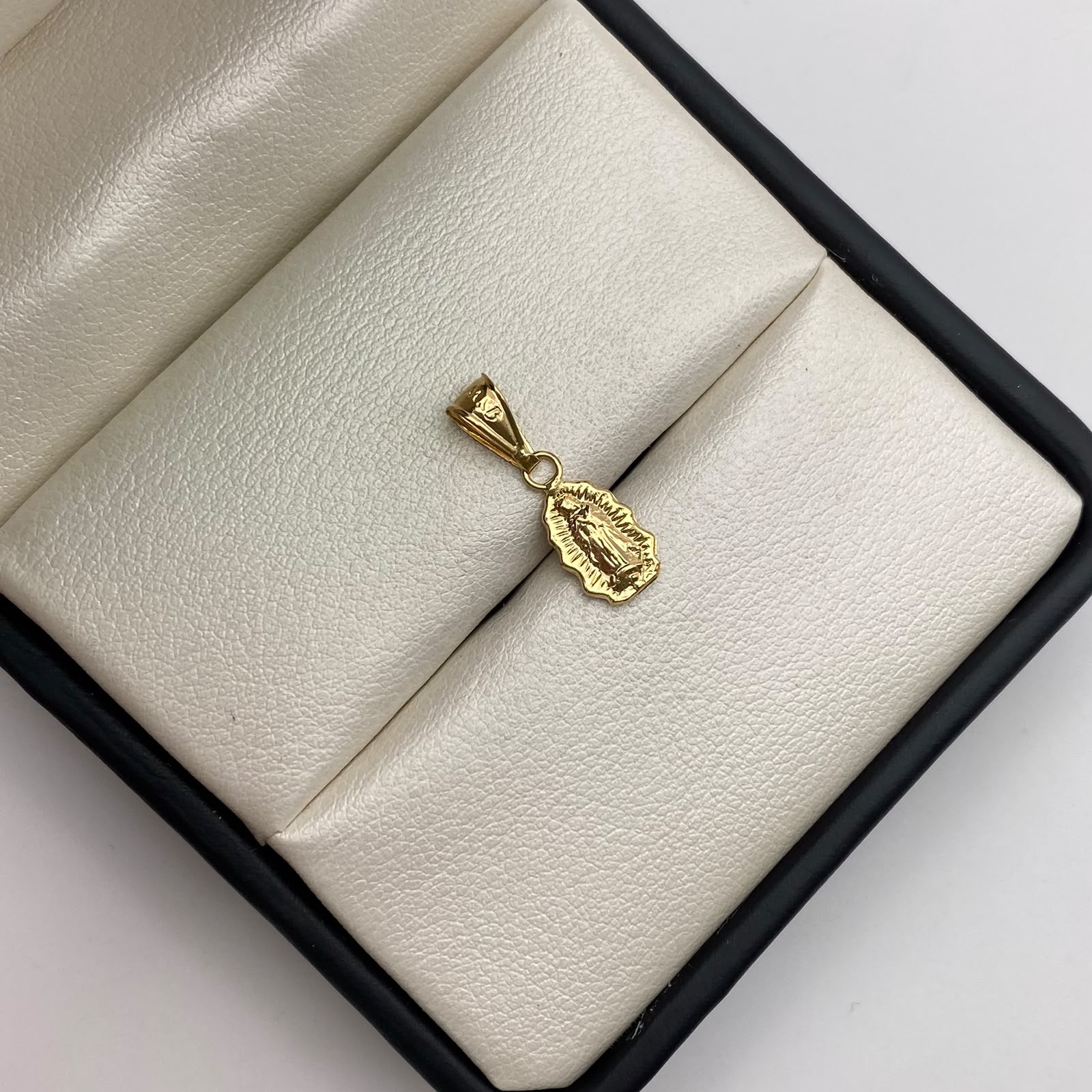Dije Gudalupe silueta Oro amarillo 18k 0,45 Gr / 6,6 mm / 1,8 Cm