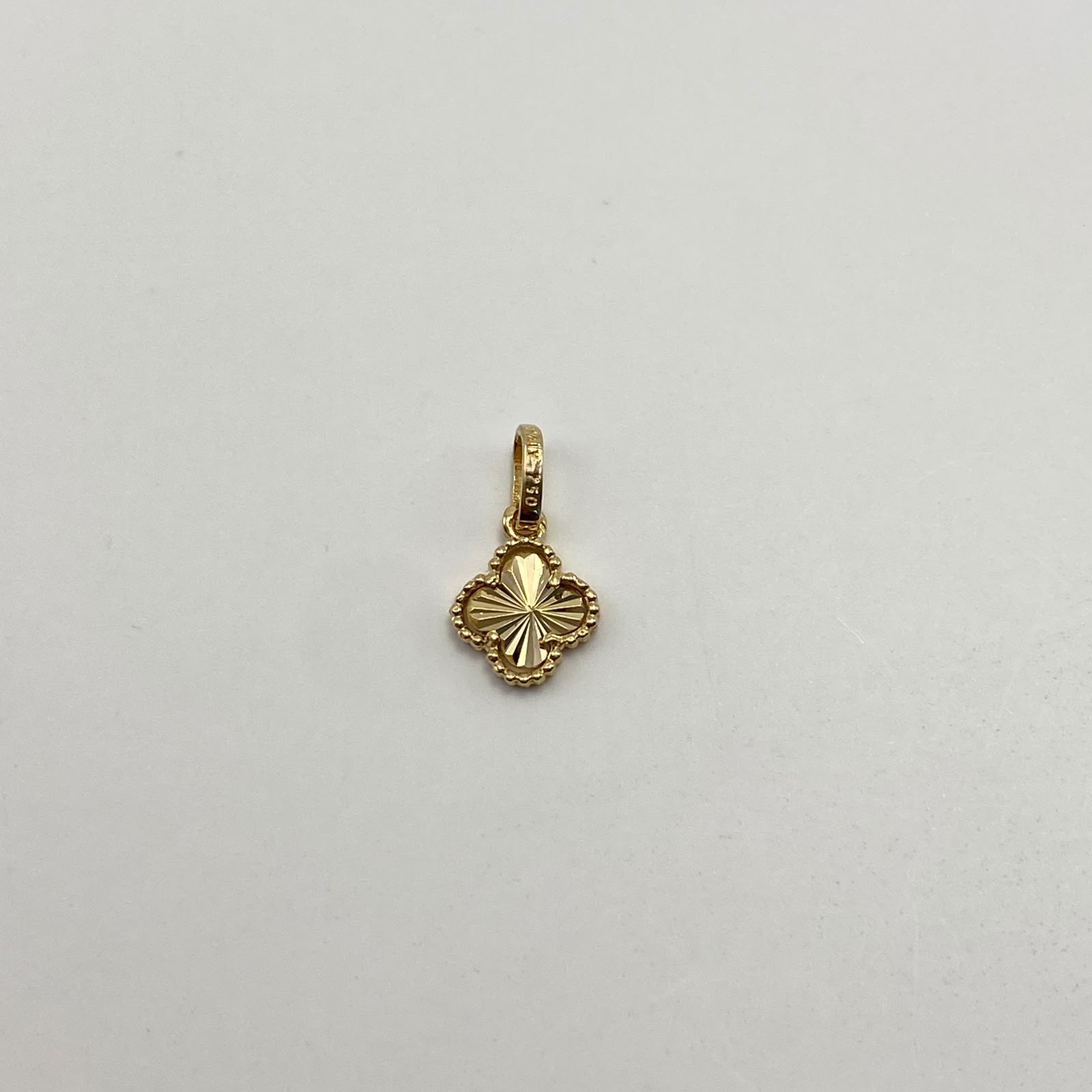 Dije Trebol diamantado Oro amarillo 18k 0,65 Gr / 8,2 mm / 1,3 Cm