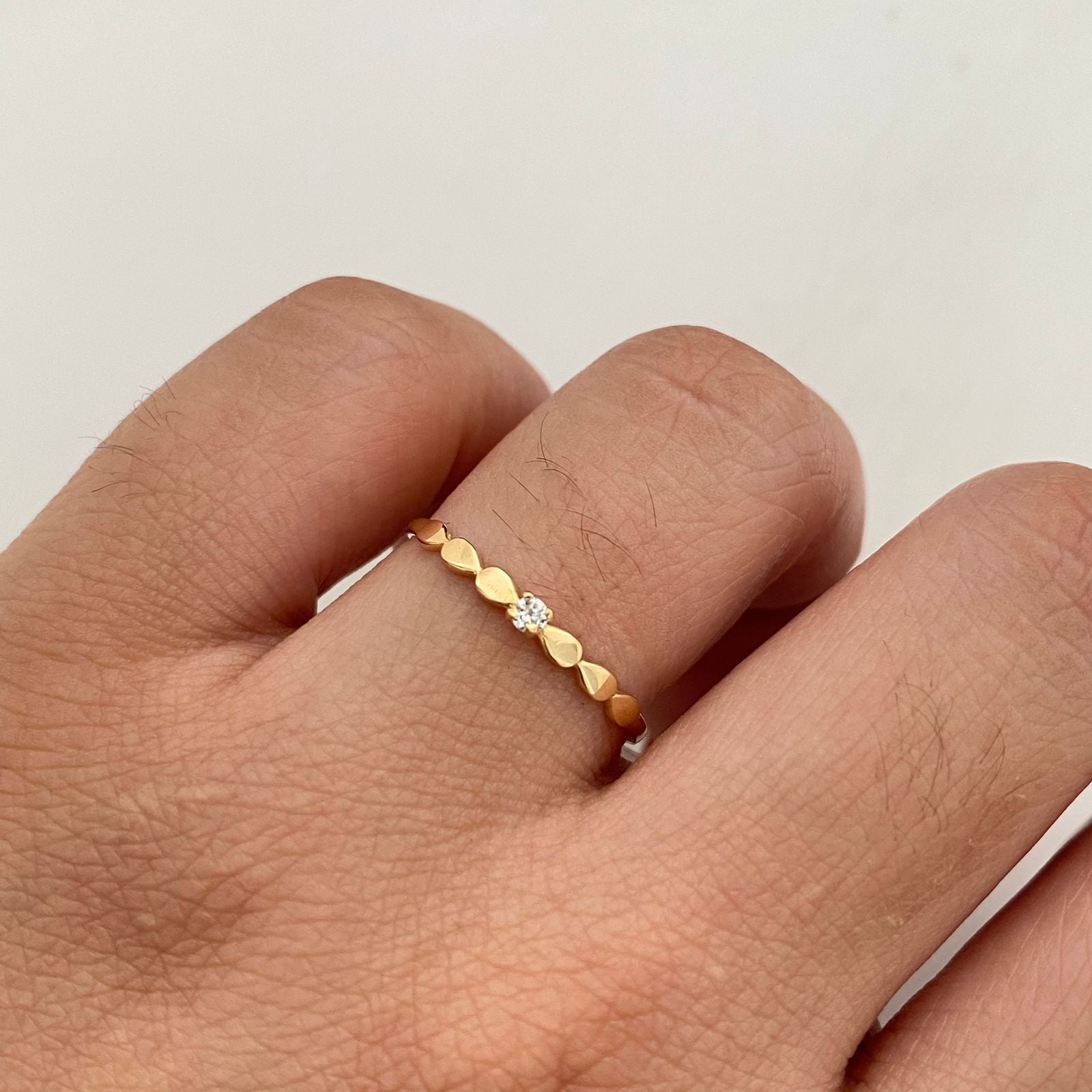 Anillo Solitario Oro amarillo 18k / Talla 7 / ,9 Gr / 1,4 mm