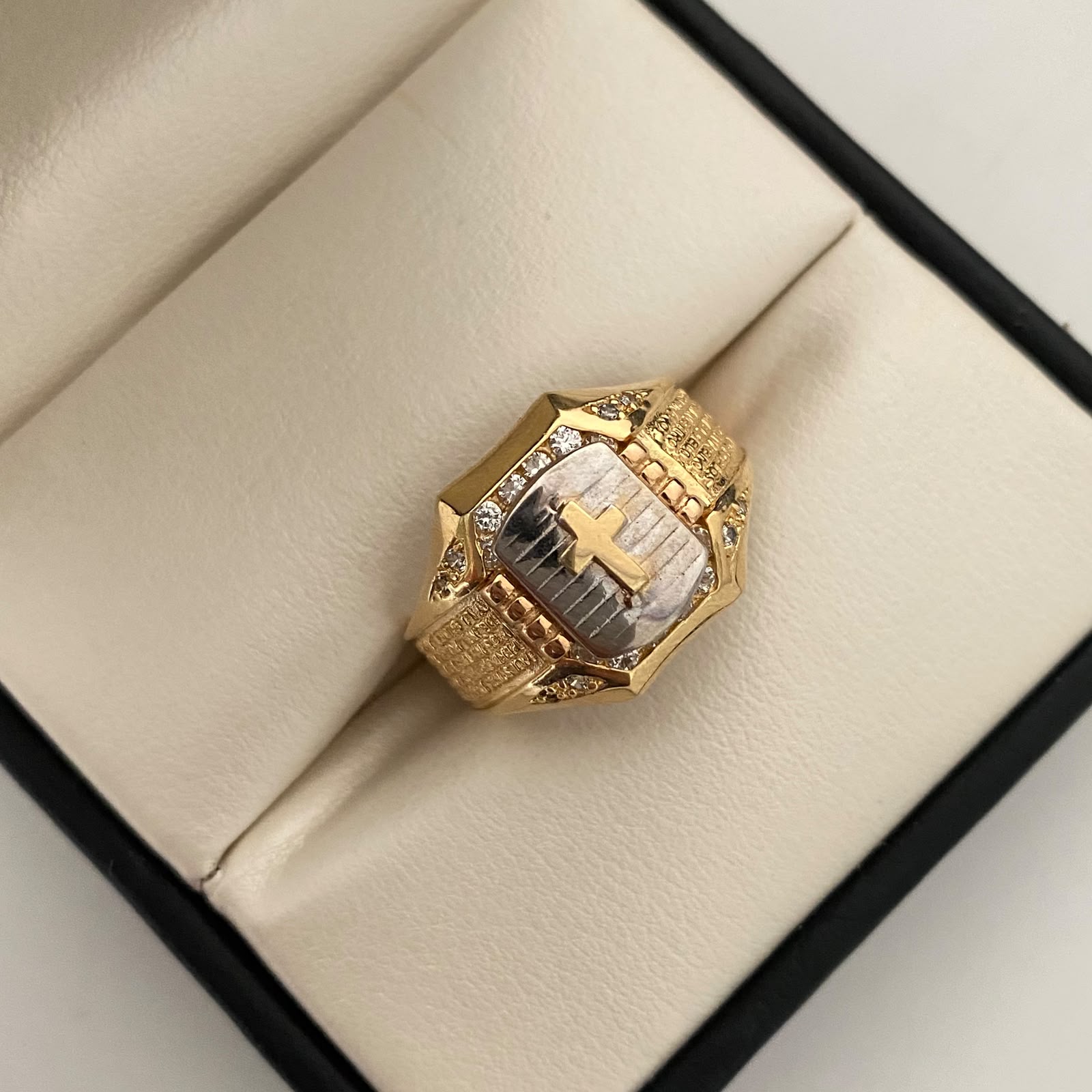 Anillo Cruz padre nuestro casting Tres oros 18k / Talla 11 1/2 / 9,44 Gr / 6,8 mm