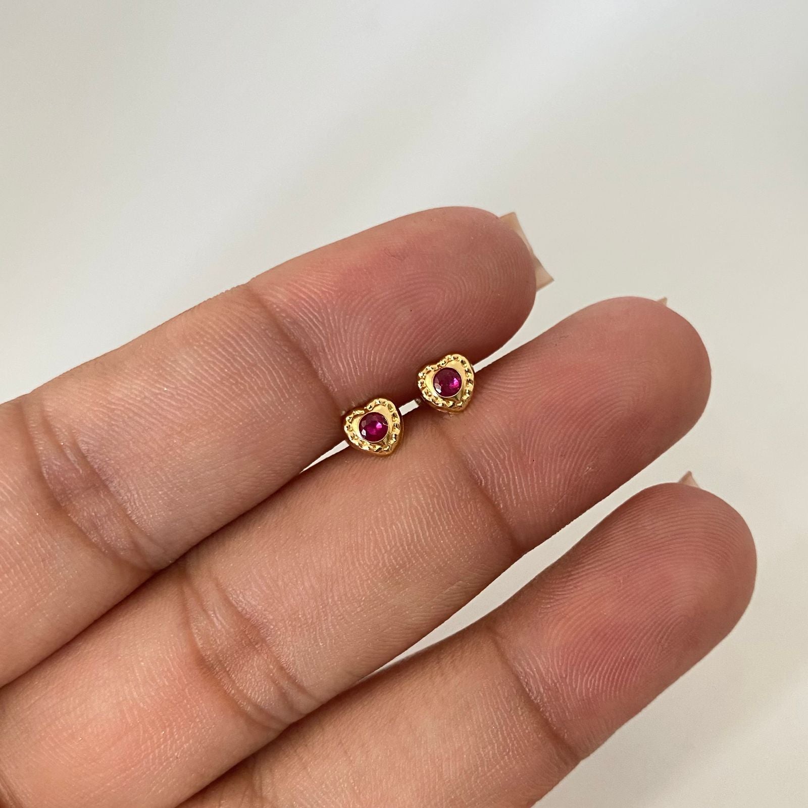 Topos corazon centro circon fucsia Oro amarillo 18k 0,6 Gr / 5,1 mm