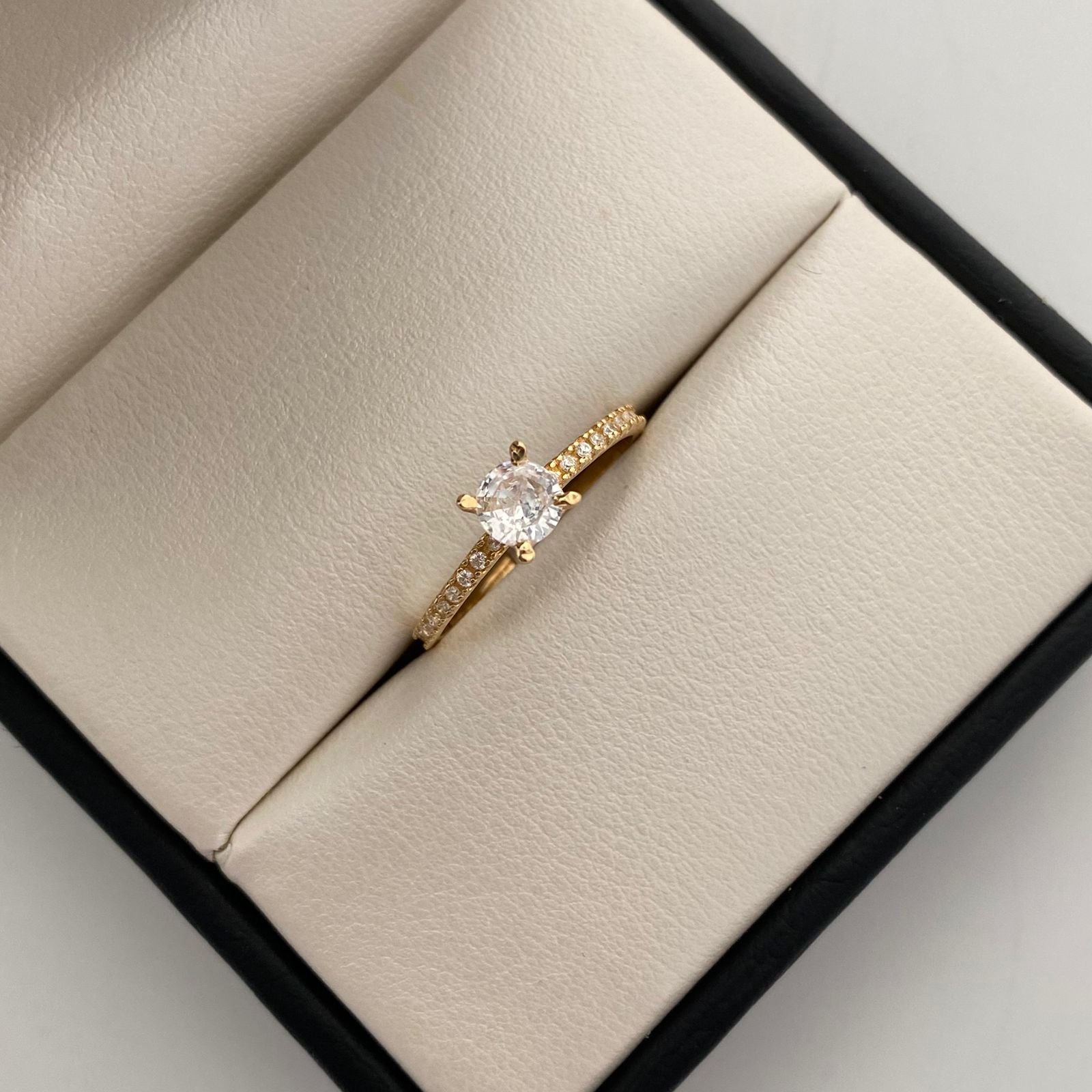 Anillo Solitario Oro amarillo 18k / Talla 8 / 1,8 Gr / 1,6 mm