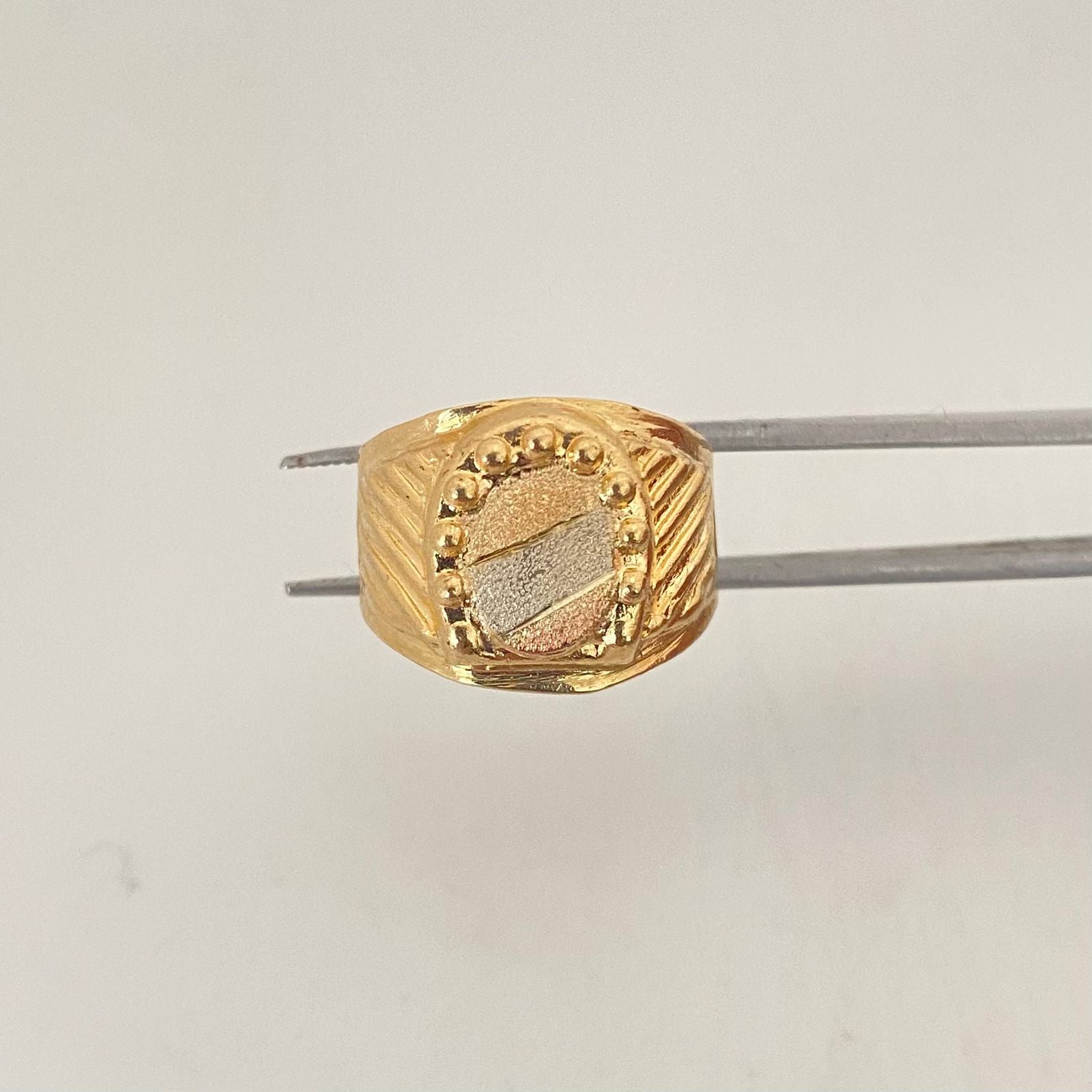 Anillo escudo  Tres oros 18k / Talla 6 1/2 / 2,5 Gr