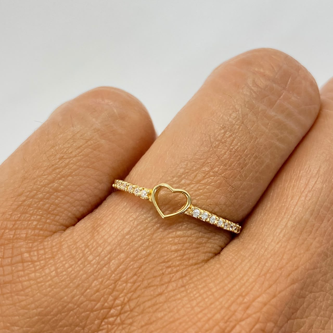 Anillo Corazon silueta circones blancos Oro amarillo 18k / Talla 6 1/2 / 1,15 Gr / 1,3 mm
