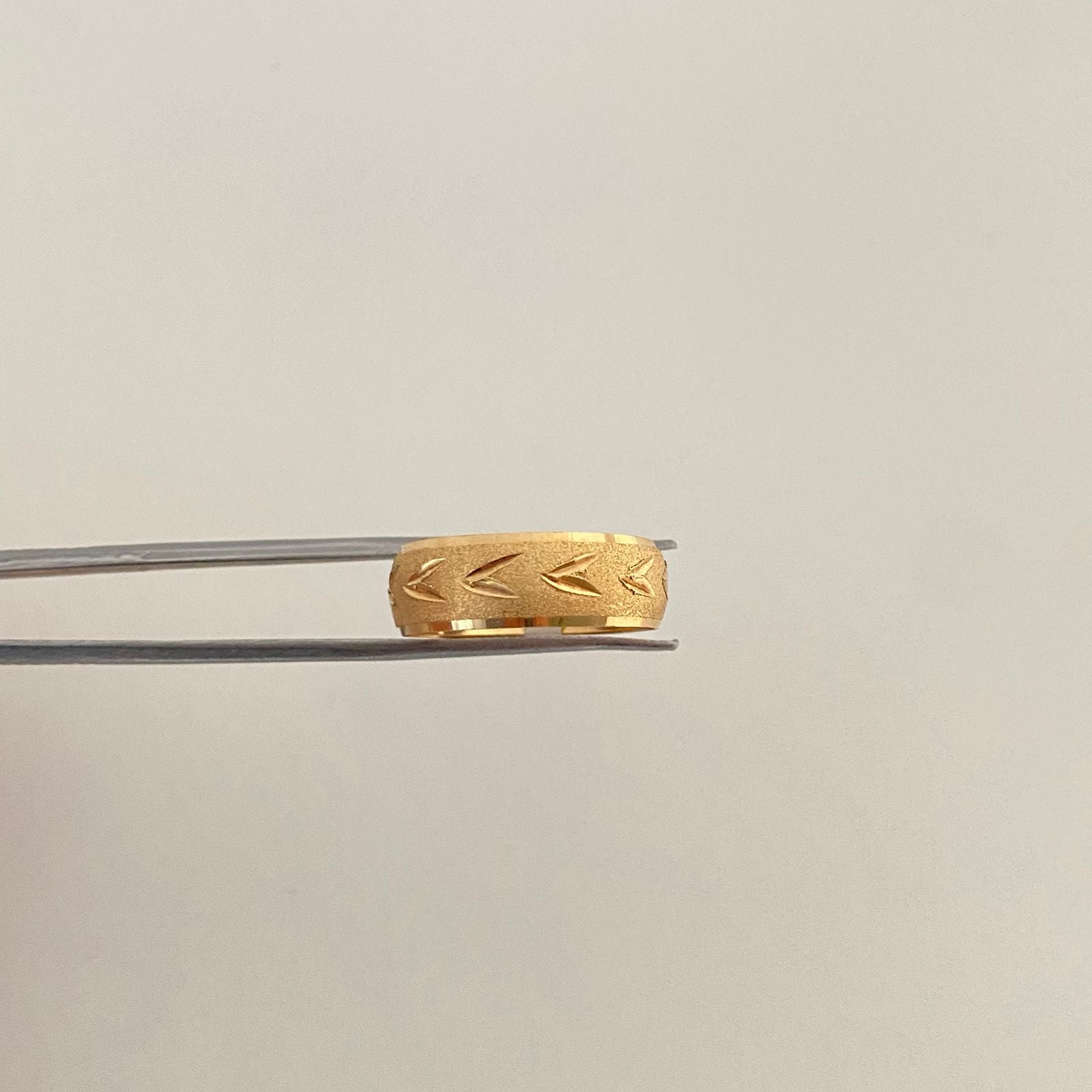 Anillo argolla fondo mate grabado hojas Oro amarillo 18k / Talla 8 / 2,75 Gr