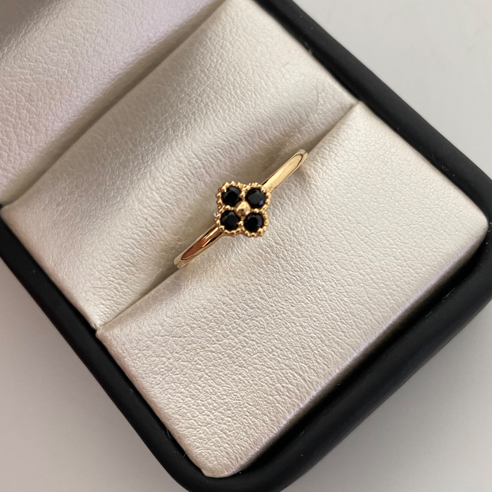 Anillo Trebol Negro Oro amarillo 18k / Talla 8 3/4 / 1,2 Gr / 1,3 mm