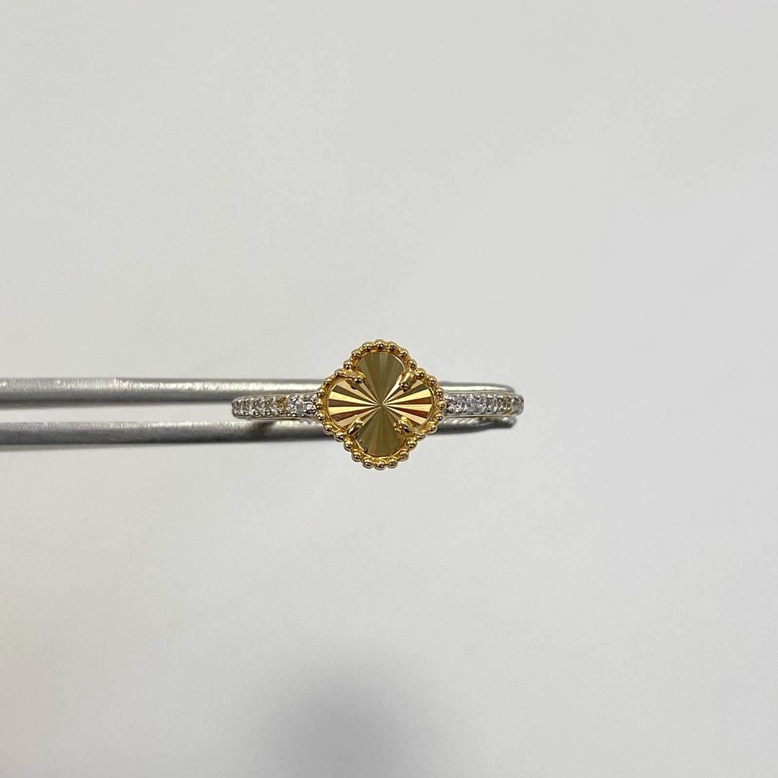 Anillo Trebol diamantado circones blancos Oro amarillo 18k / Talla 5 / 1,5 Gr / 1,4 mm