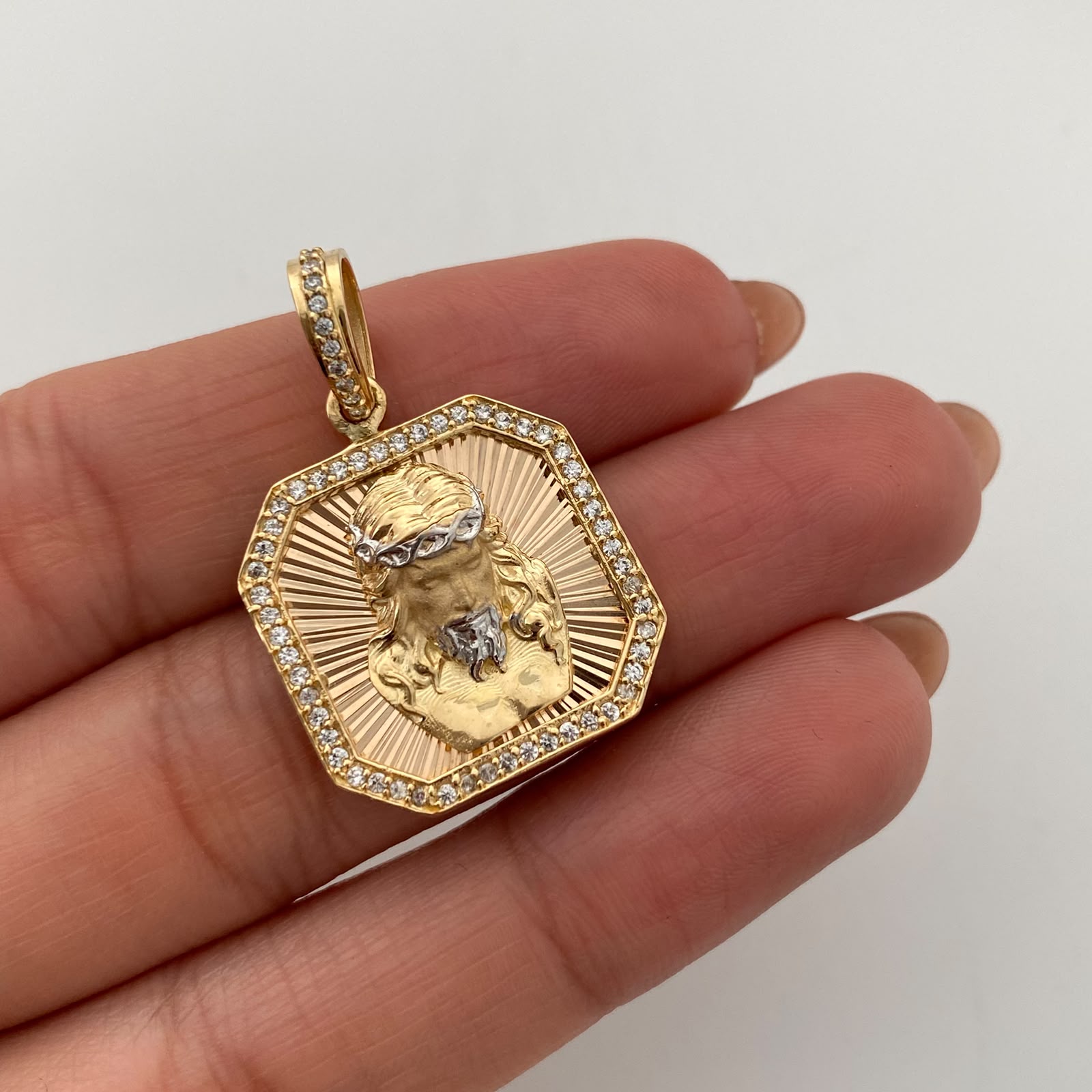 Dije Rostro Fondo Diamantado Oro amarillo y Oro blanco 18k 6,05 Gr / 20,9 mm / 3,1 Cm