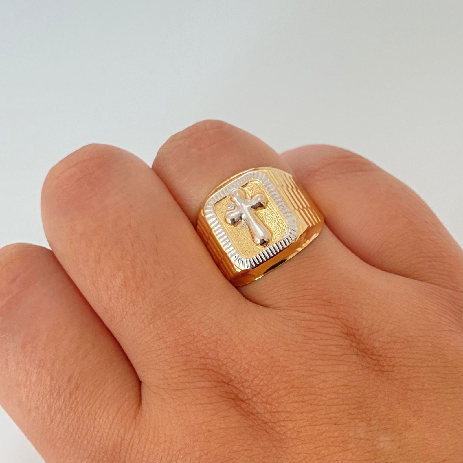Anillo cruz redonda fondo diamantado Oro amarillo y Oro blanco 18k / Talla 9 3/4 / 3,8 Gr