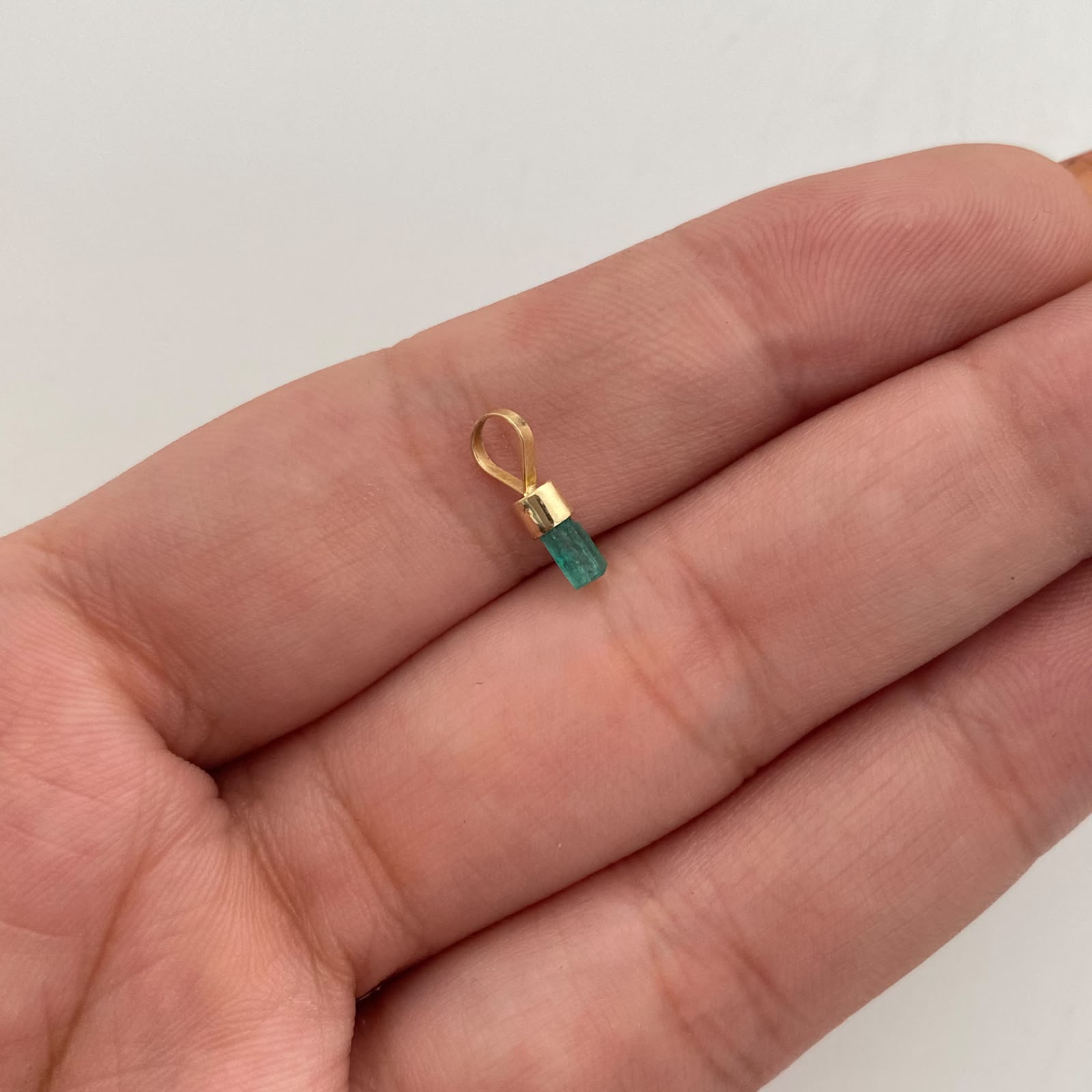 Dije Canutillo de Esmeralda Oro amarillo 18k 0,15 Gr / 2,4 mm / 1,1 Cm