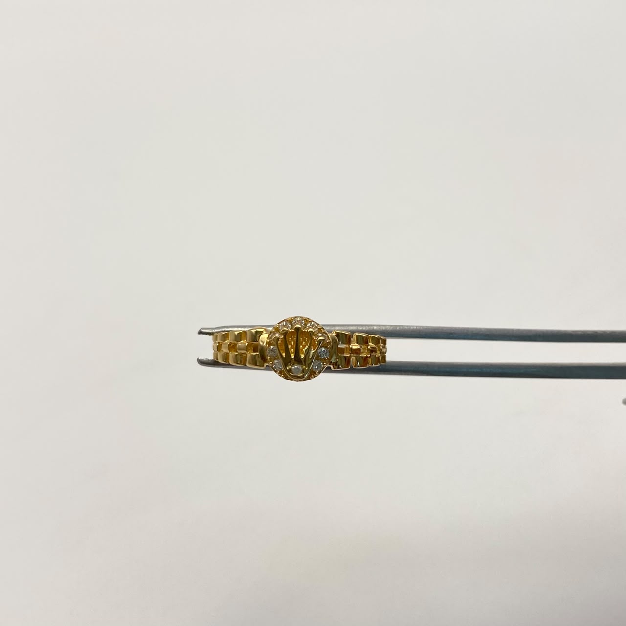 Anillo Corona rx circones blancos Oro amarillo 18k / Talla 8 / 2,6 Gr / 3,3 mm
