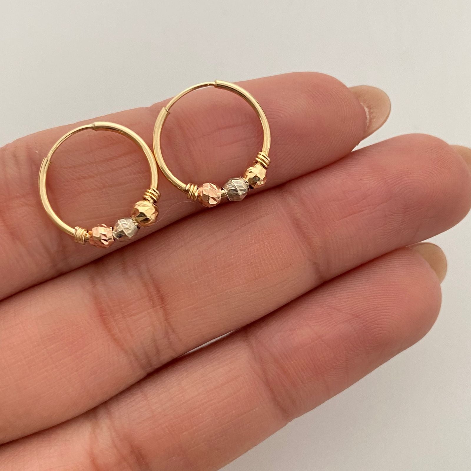 Candonga imperdible con balines diamantados  Tres oros 18k 1,05 Gr / 1,3 Cm