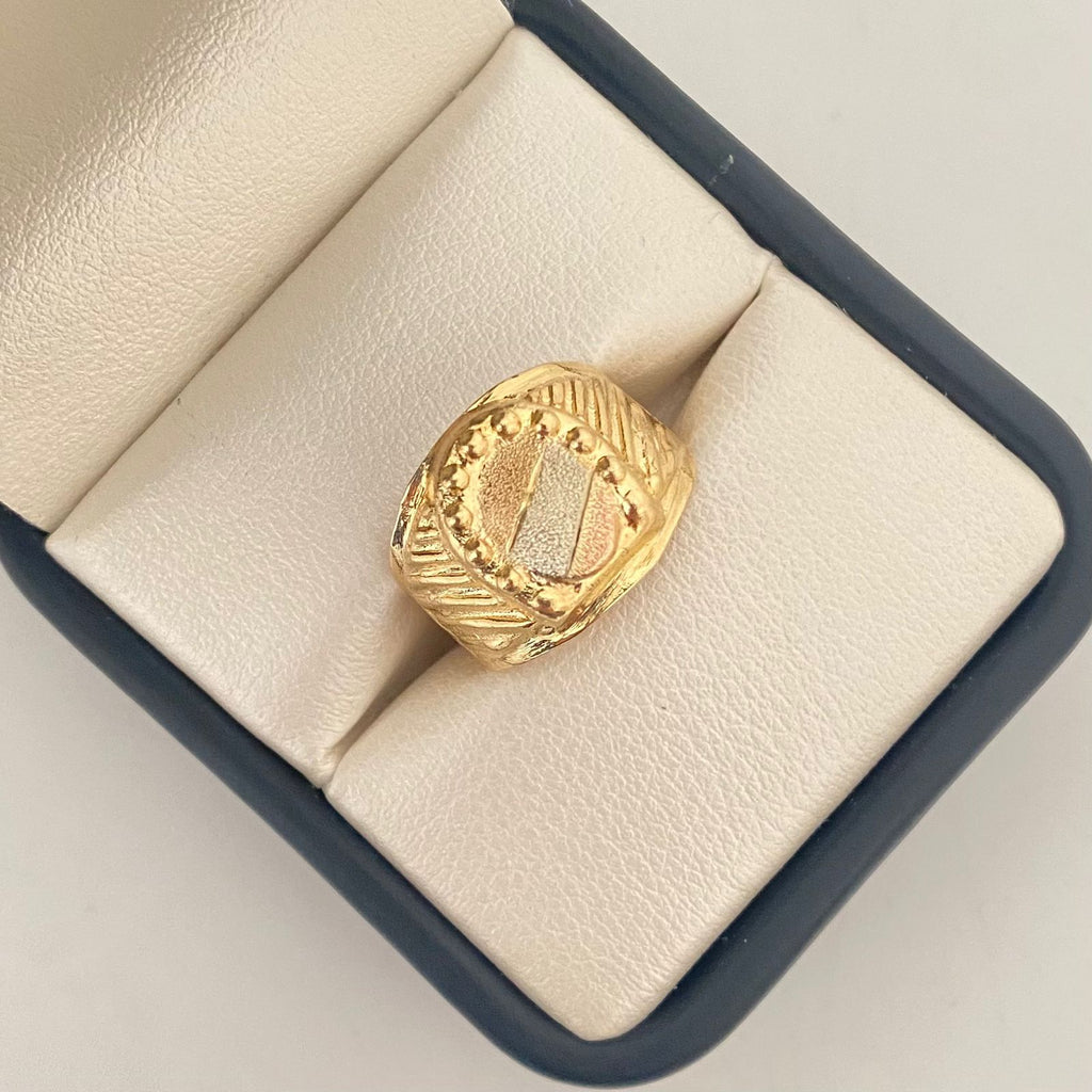 Anillo escudo  Tres oros 18k / Talla 6 1/2 / 2,5 Gr