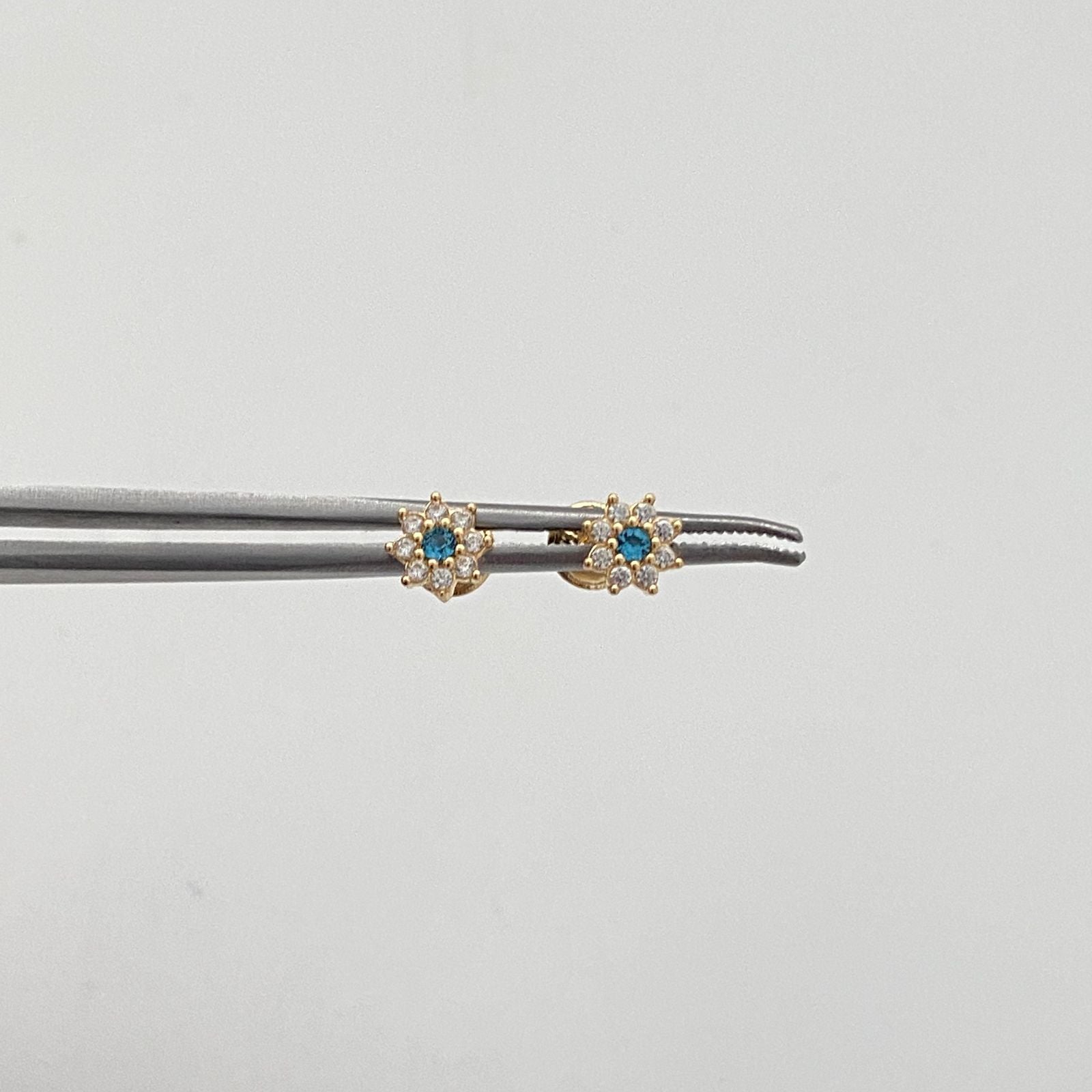Topos flor con circon azul celeste y blanco  Oro amarillo 18k 0,85 Gr / 5,7 mm