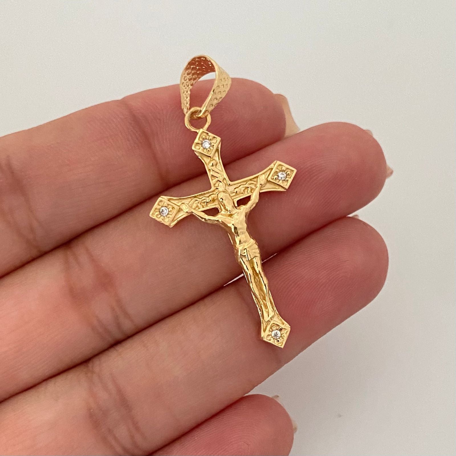 Dije cruz cristo puntas circones blanco fondo grabado Oro amarillo 18k 3,90 Gr / 4,5 Cm