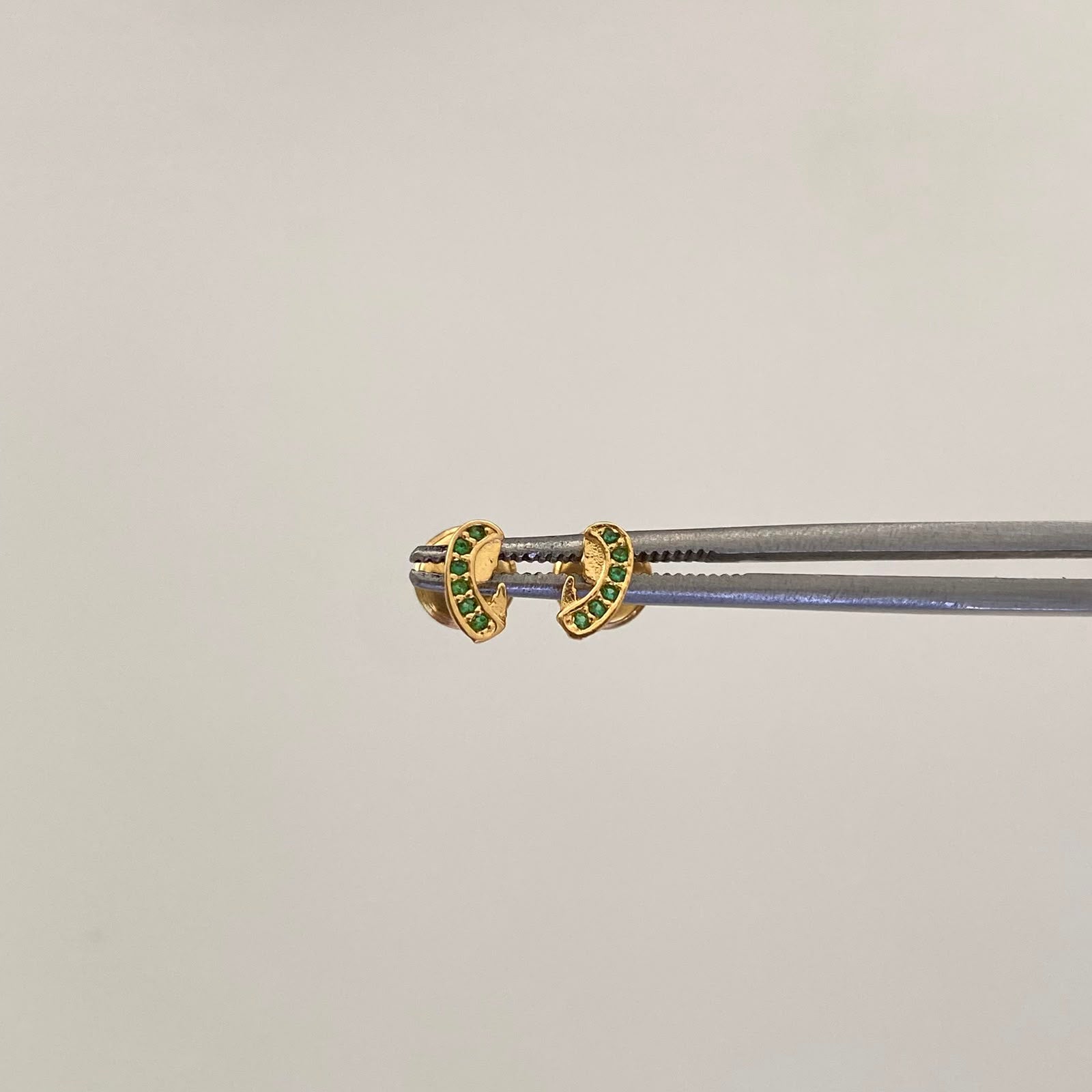Topos Niña Maria Casting Verde Oro amarillo 18k 0,6 Gr / 3,2 mm