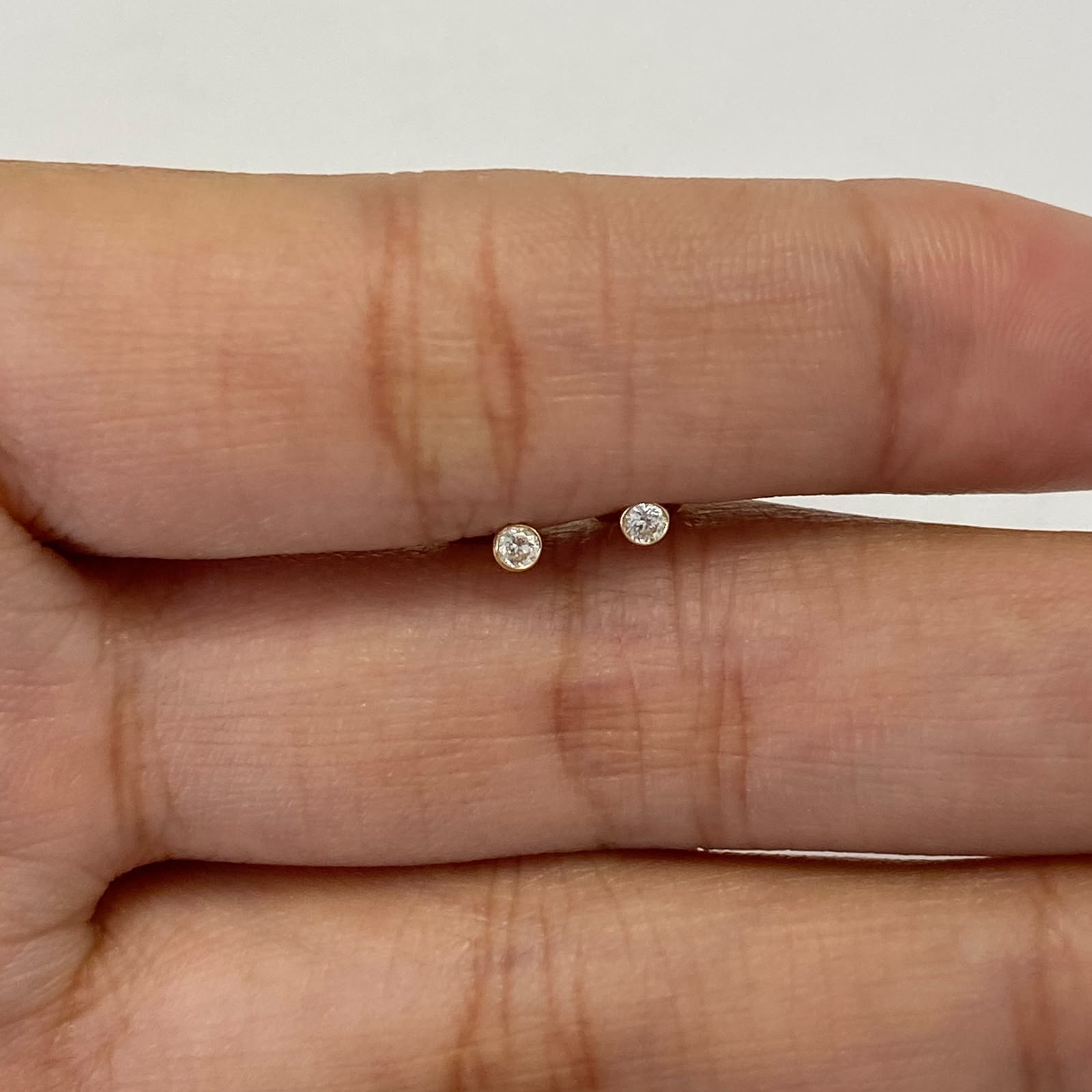 Topos mini circón blanco Oro amarillo 18k 0,4 Gr / 2,3 mm