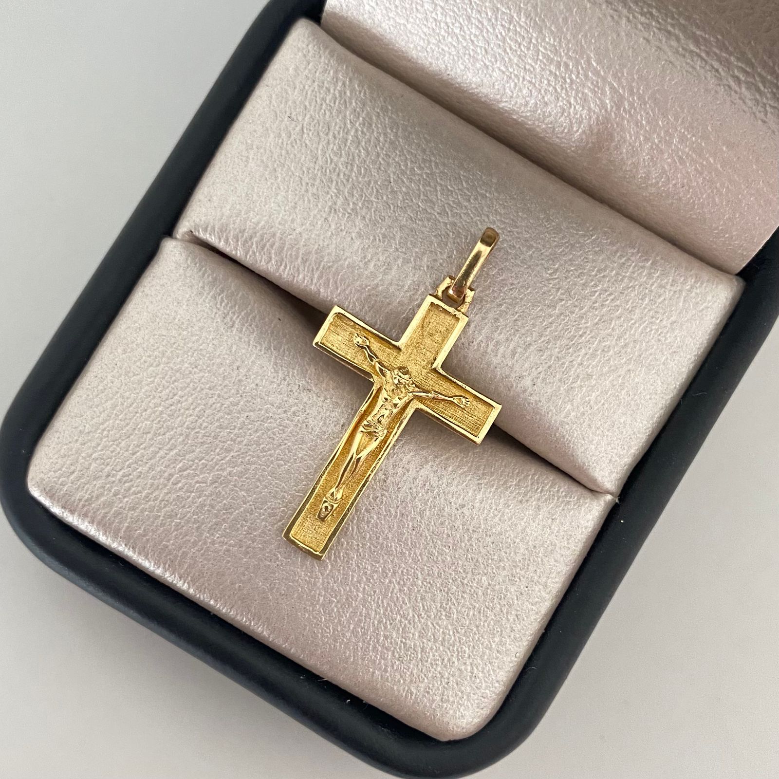 Dije cruz cristo fondo tallado Oro amarillo 18k 2,2 Gr / 3,0 Cm
