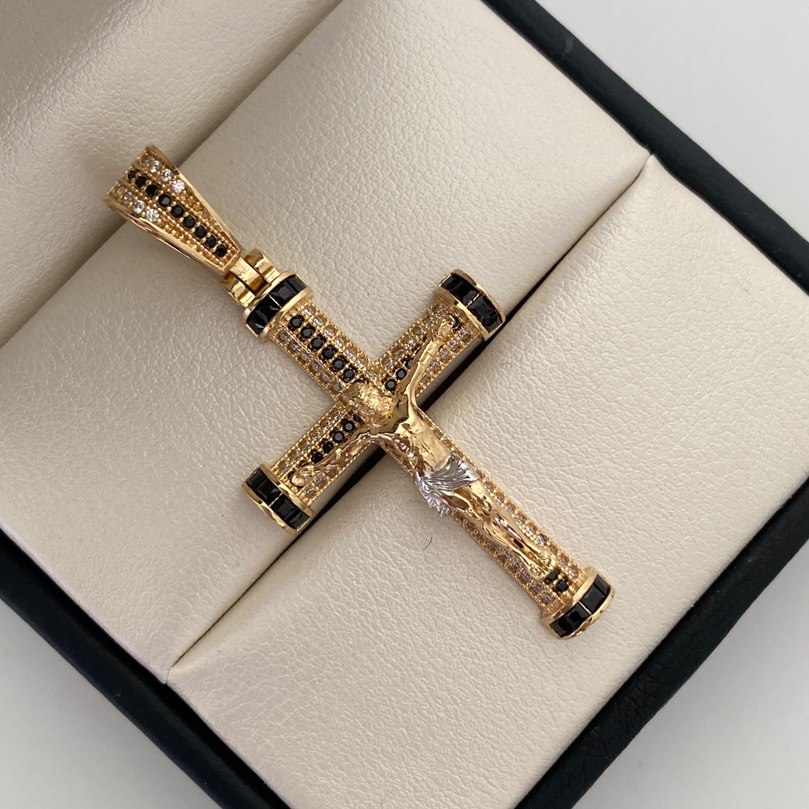 Dije Cruz Casting Negro Oro amarillo 18k 7,8 Gr / 25,5 mm / 5,1 Cm