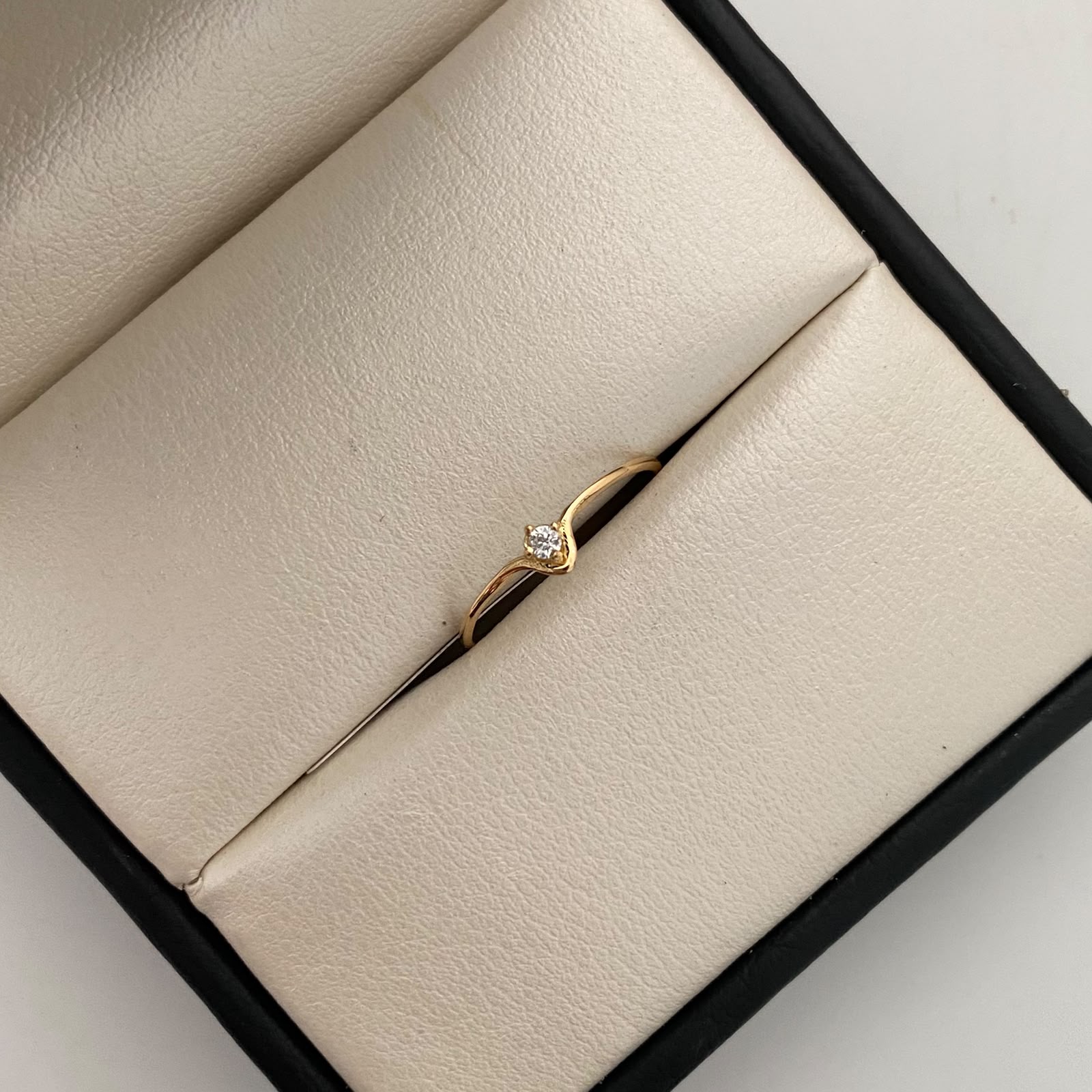 Anillo Solitario Oro amarillo 18k / Talla 6 / 0,55 Gr / 0,7 mm