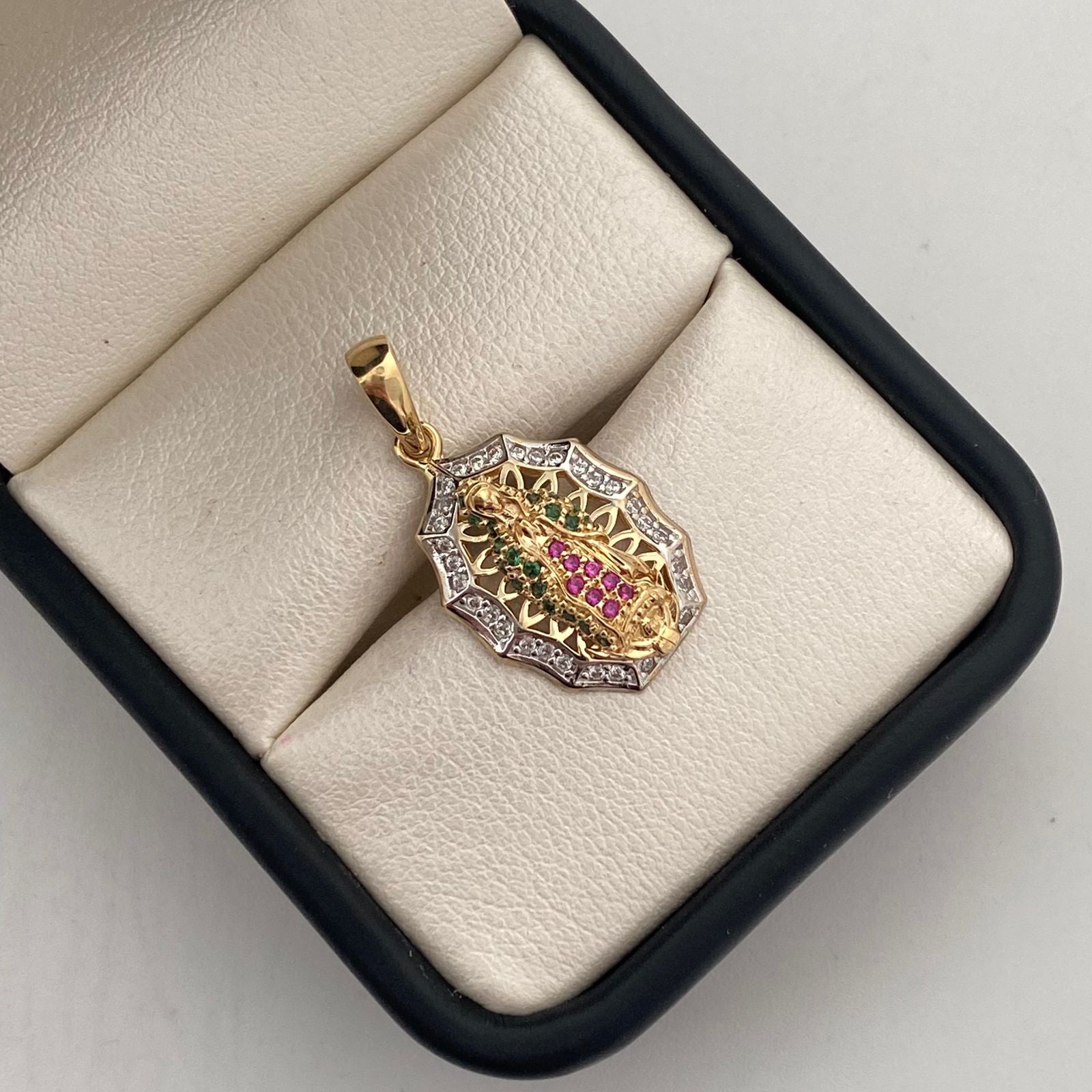 Dije virgen de guadalupe con circones multicolor  Oro amarillo 18k 2,8 Gr / 13,93 mm / 2,6 Cm