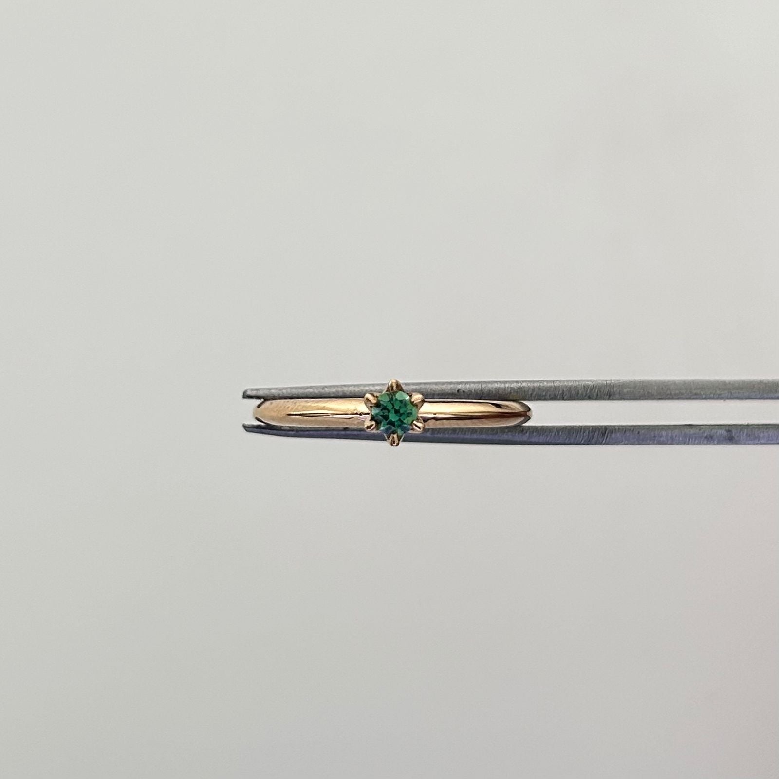 Anillo Solitario Verde Oro amarillo 18k / Talla 6 1/4 / 1,75 Gr / 1,8 mm