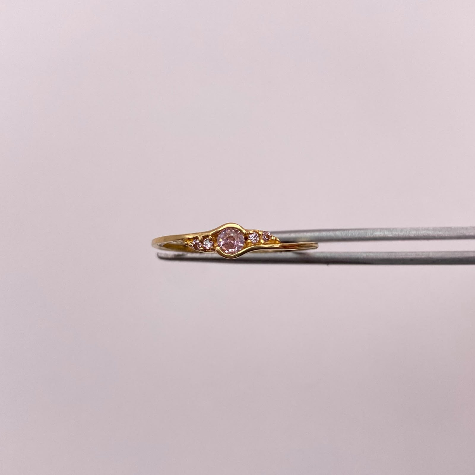 Anillo solitario circones rosados Oro amarillo 18k / Talla 7 1/2 / 1,55 Gr / 1,29 mm