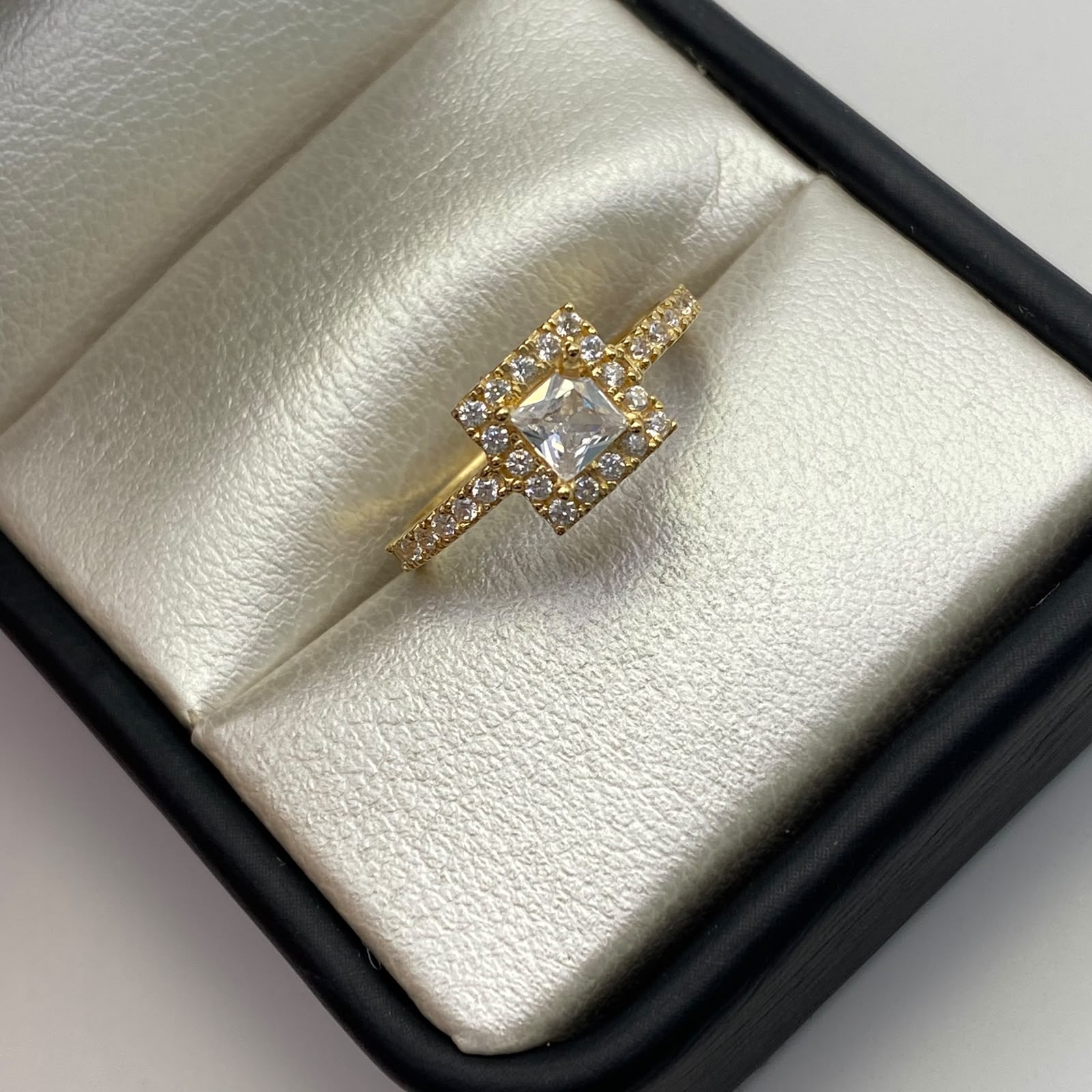 Anillo Solitario Casting Oro amarillo 18k / Talla 6 / 2,45 Gr / 1,7 mm