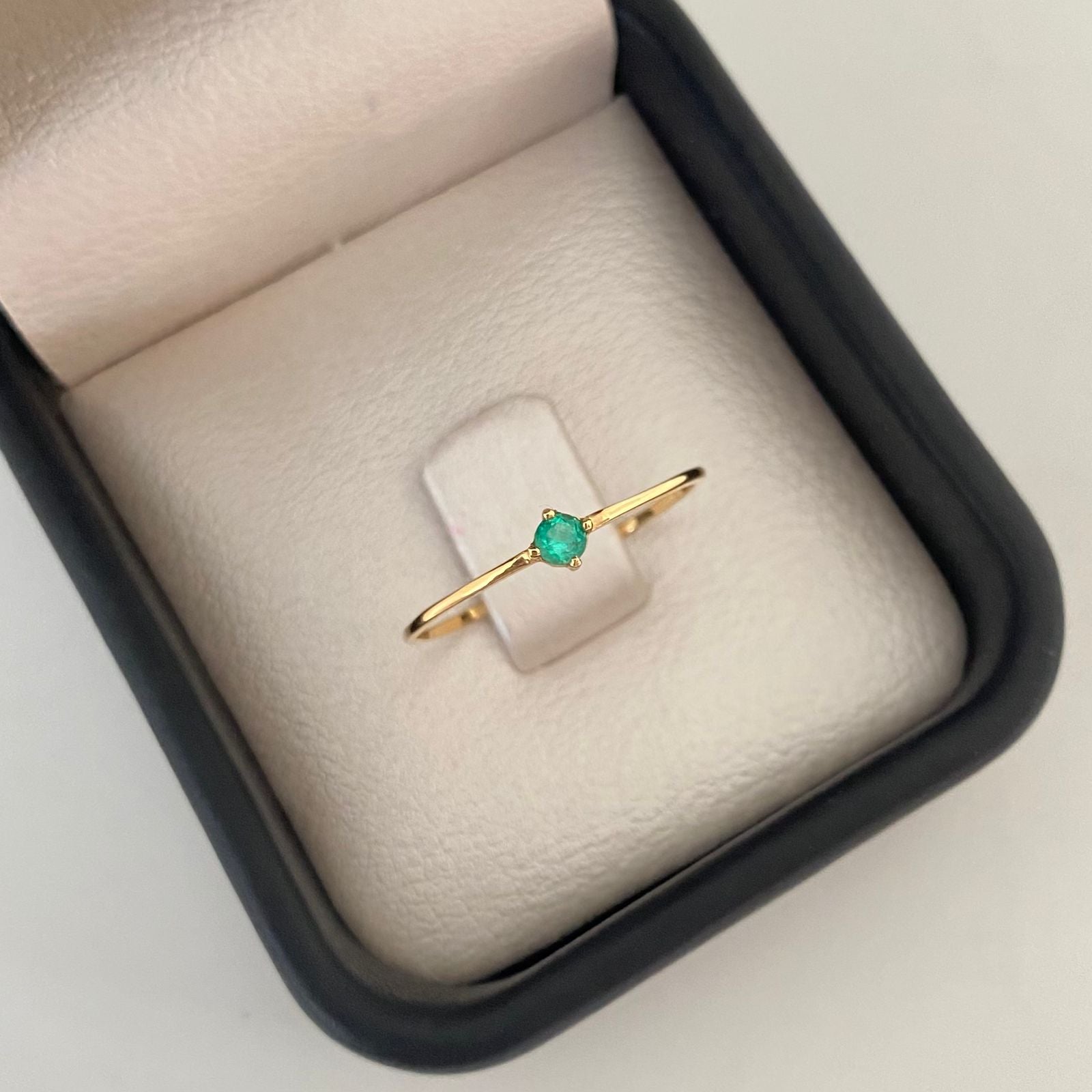 Anillo solitario esmeralda liso Oro amarillo 18k / Talla 8 1/4 / 0,65 Gr