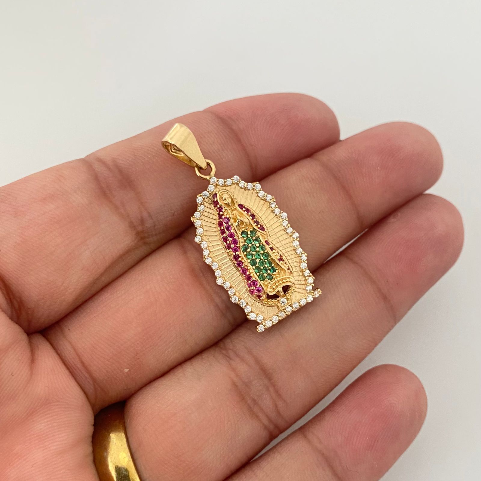 Dije silueta guadalupe fondo diamantado casting colores Oro amarillo 18k 4,60 Gr / 3,2 Cm