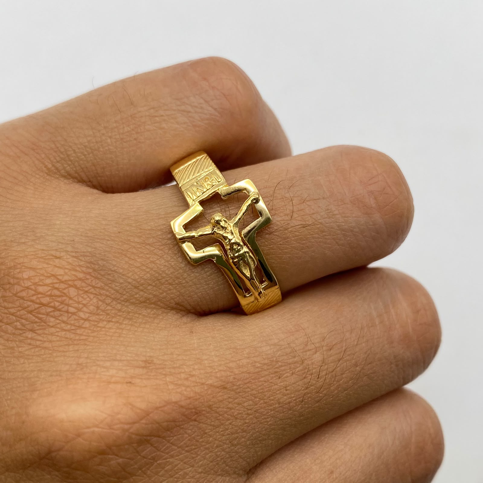 Anillo cruz cristo Oro amarillo 18k / Talla 12 1/2 / 3,55 Gr / 4,8 mm
