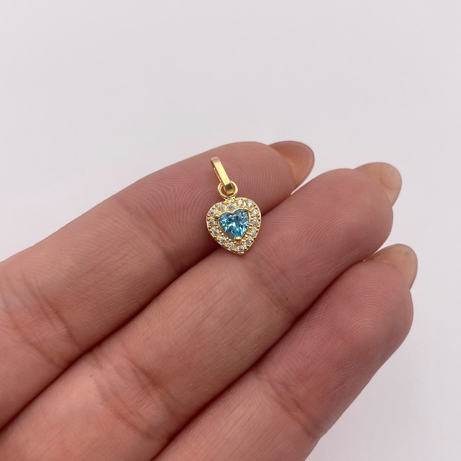 Dije Corazon circon azul y blancos Oro amarillo 18k 0,7 Gr / 7,7 mm / 1,5 Cm