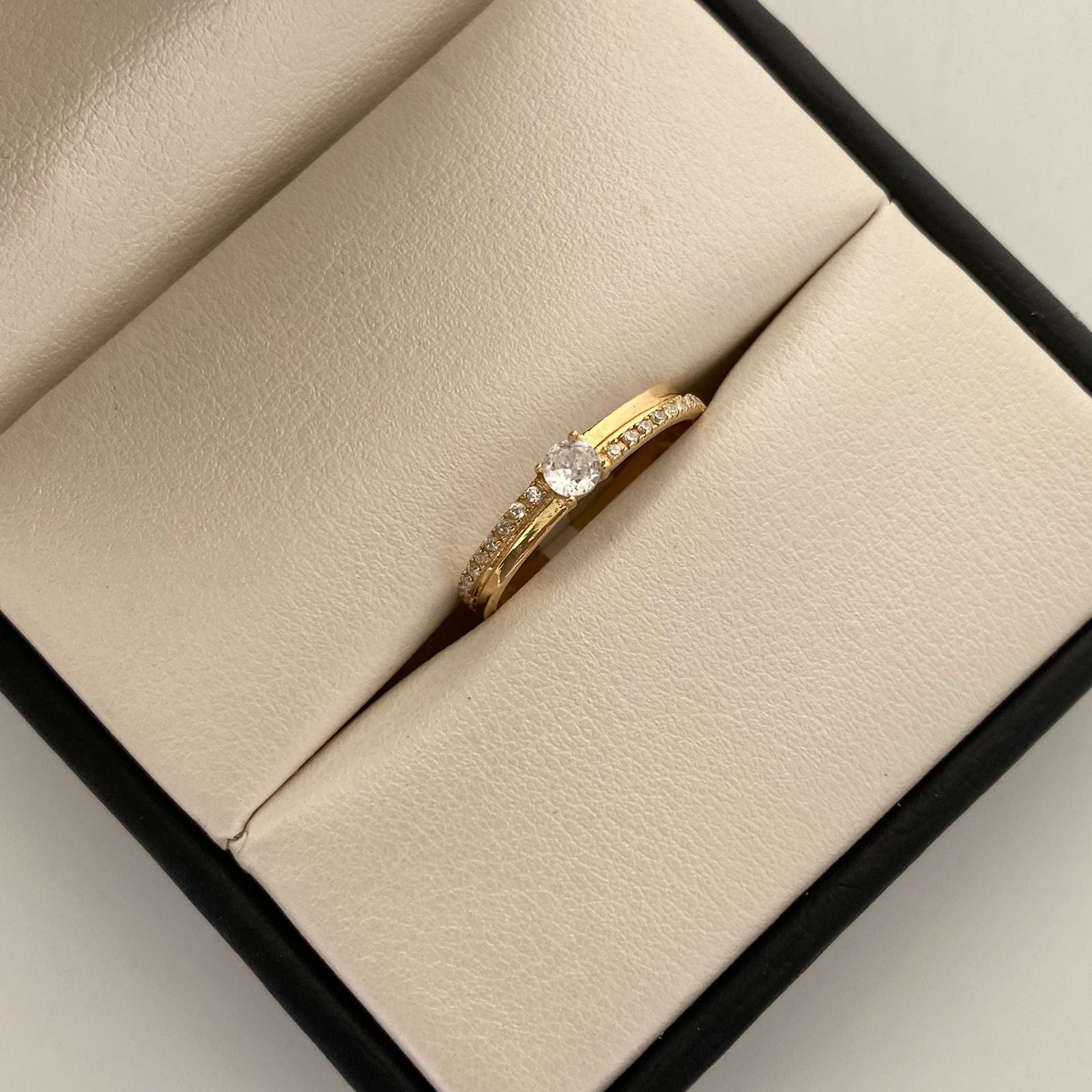 Anillo Solitario Oro amarillo 18k / Talla 8 / 2,2 Gr / 2,7 mm