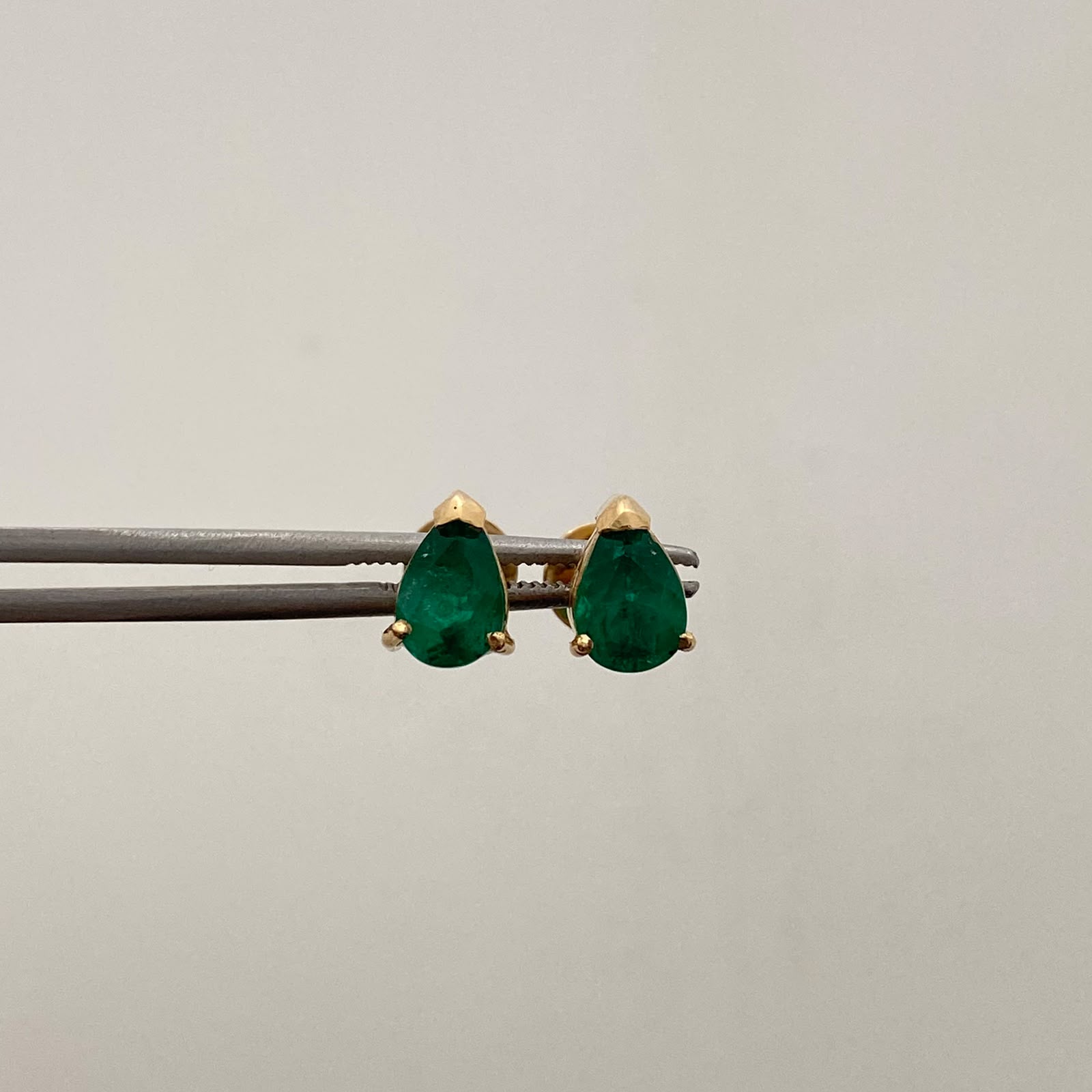 Topos Gota 1.8 Puntos de Esmeralda Oro amarillo 18k 3,25 Gr / 6,9 mm