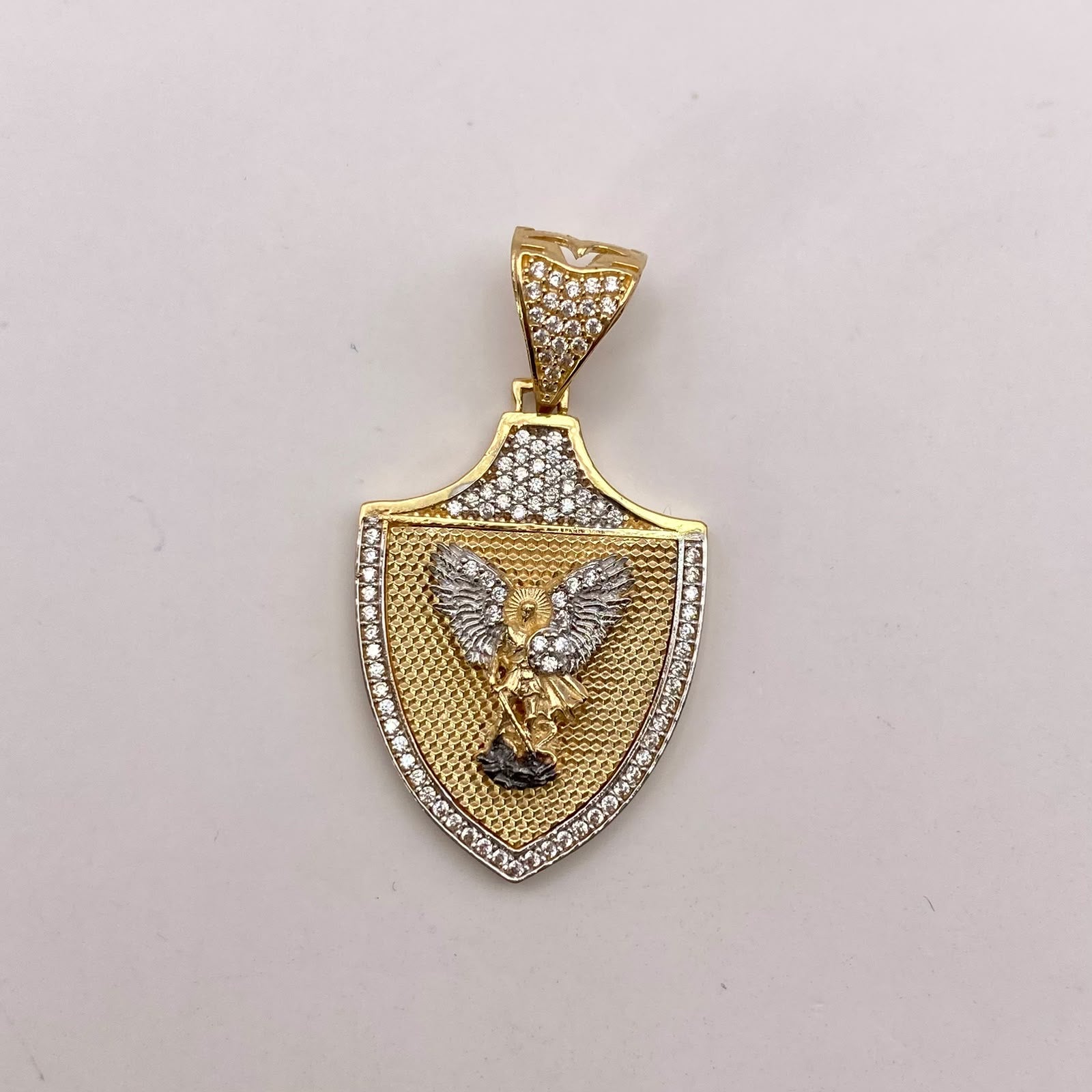 Dije escudo san miguel arcangel circones blancos Oro amarillo y Oro blanco 18k 7,75 Gr / 21,95 mm / 4,2 Cm