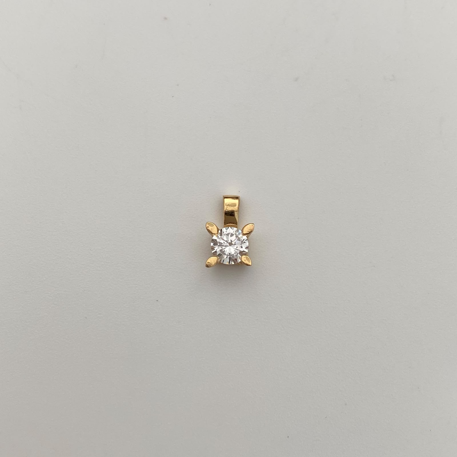 Dije Circon Blanco Oro amarillo 18k 0,65 Gr / 5,1 mm / 0,7 Cm