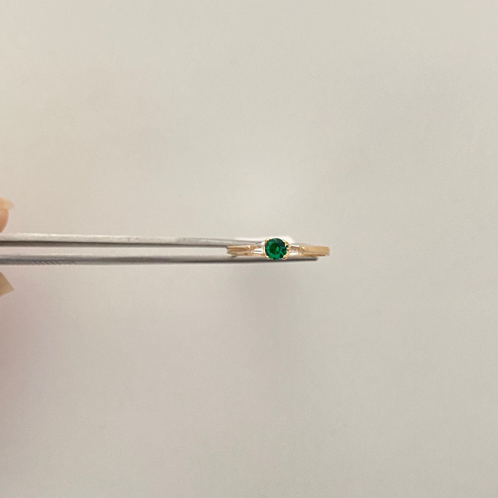 Anillo solitario circones blancos centro verde / Talla 6 1/2 / 1,50 Gr