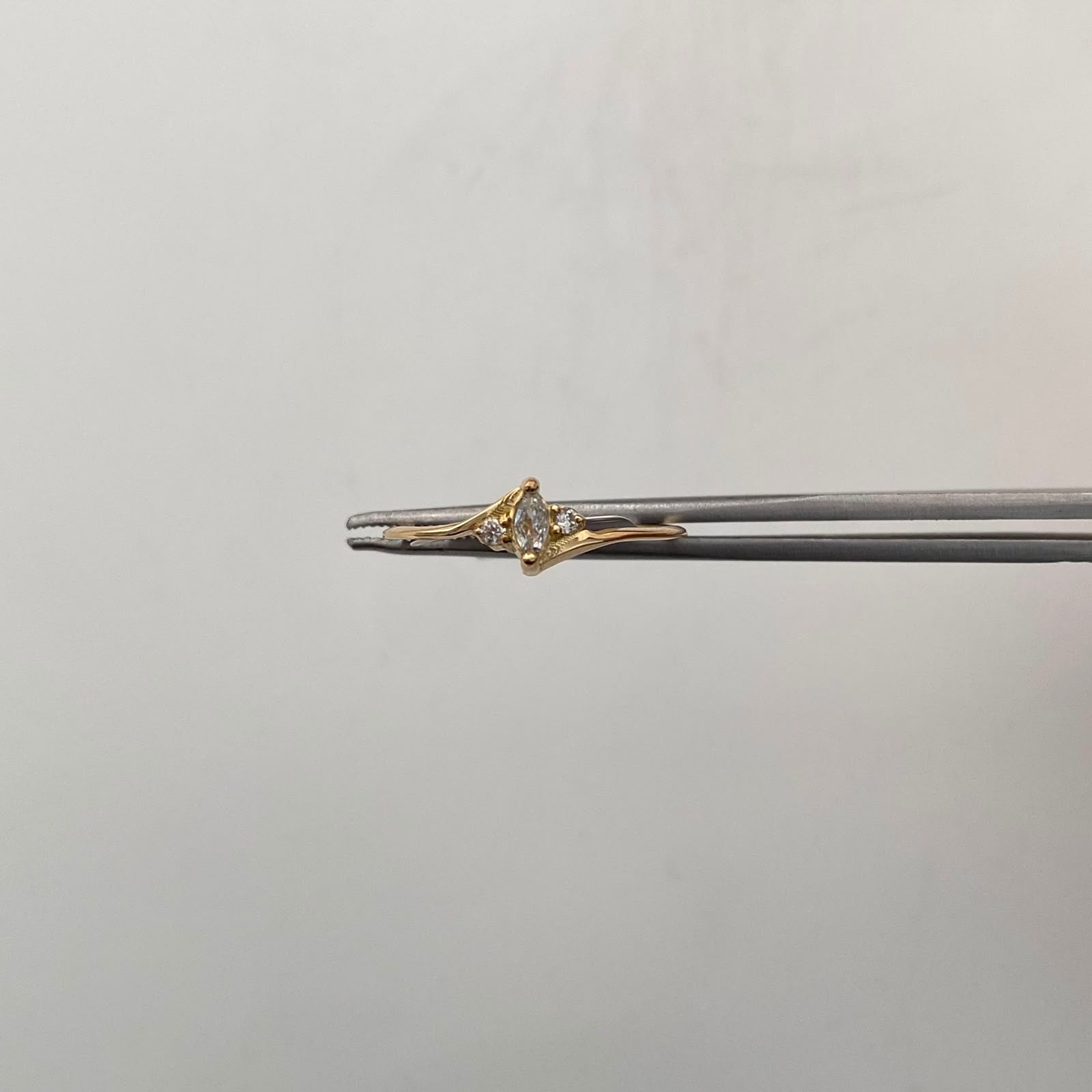 Anillo Solitario Oro amarillo 18k / Talla 7 / 0,9 Gr / 0,9 mm