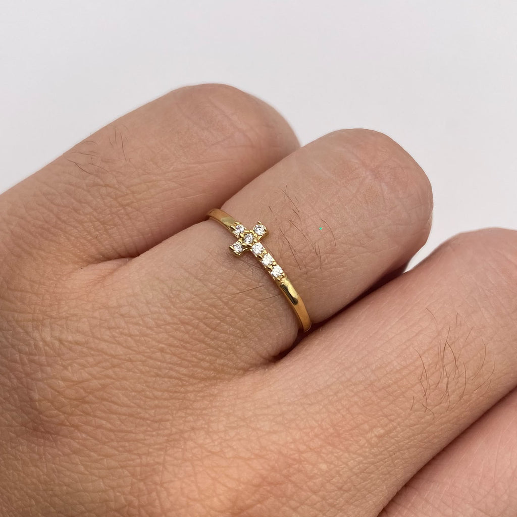 Anillo cruz circones blancos Oro amarillo 18k / Talla 5 1/2 / 0,73 Gr / 1,65 mm