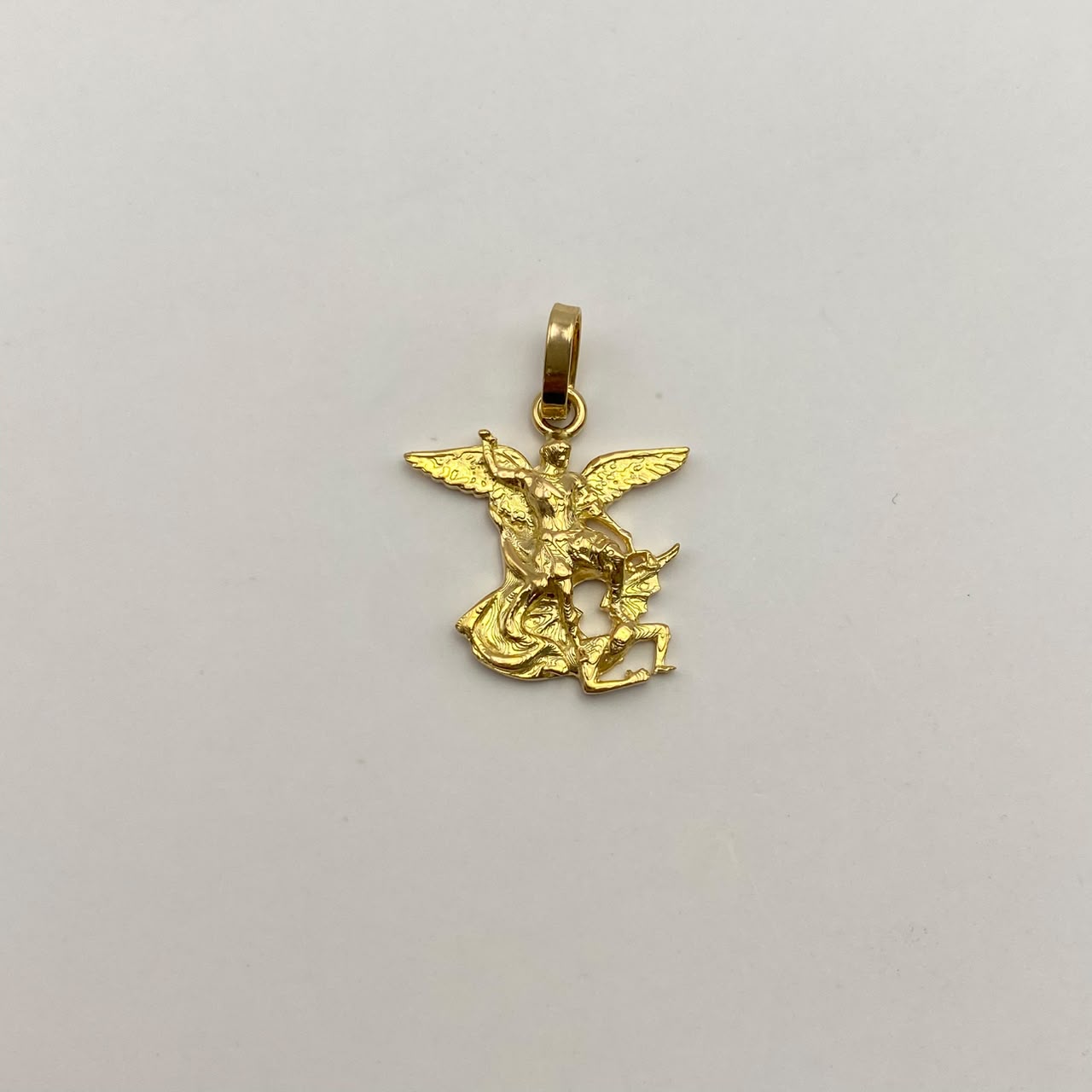 Dije San miguel arcangel silueta Oro amarillo 18k 2,8 Gr / 17,9 mm / 3,6 Cm