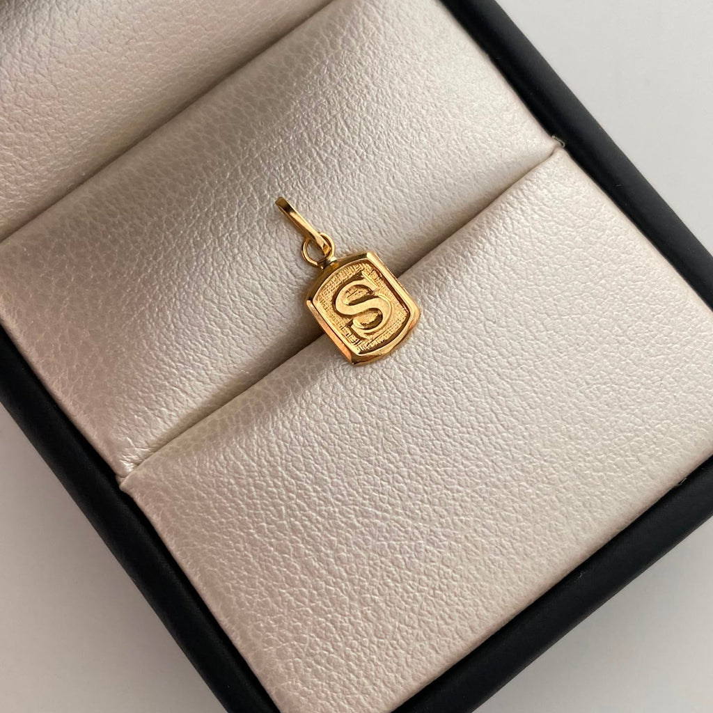 Dije Placa S Oro amarillo 18k 0,3 Gr / 7,3 mm / 1,5 Cm