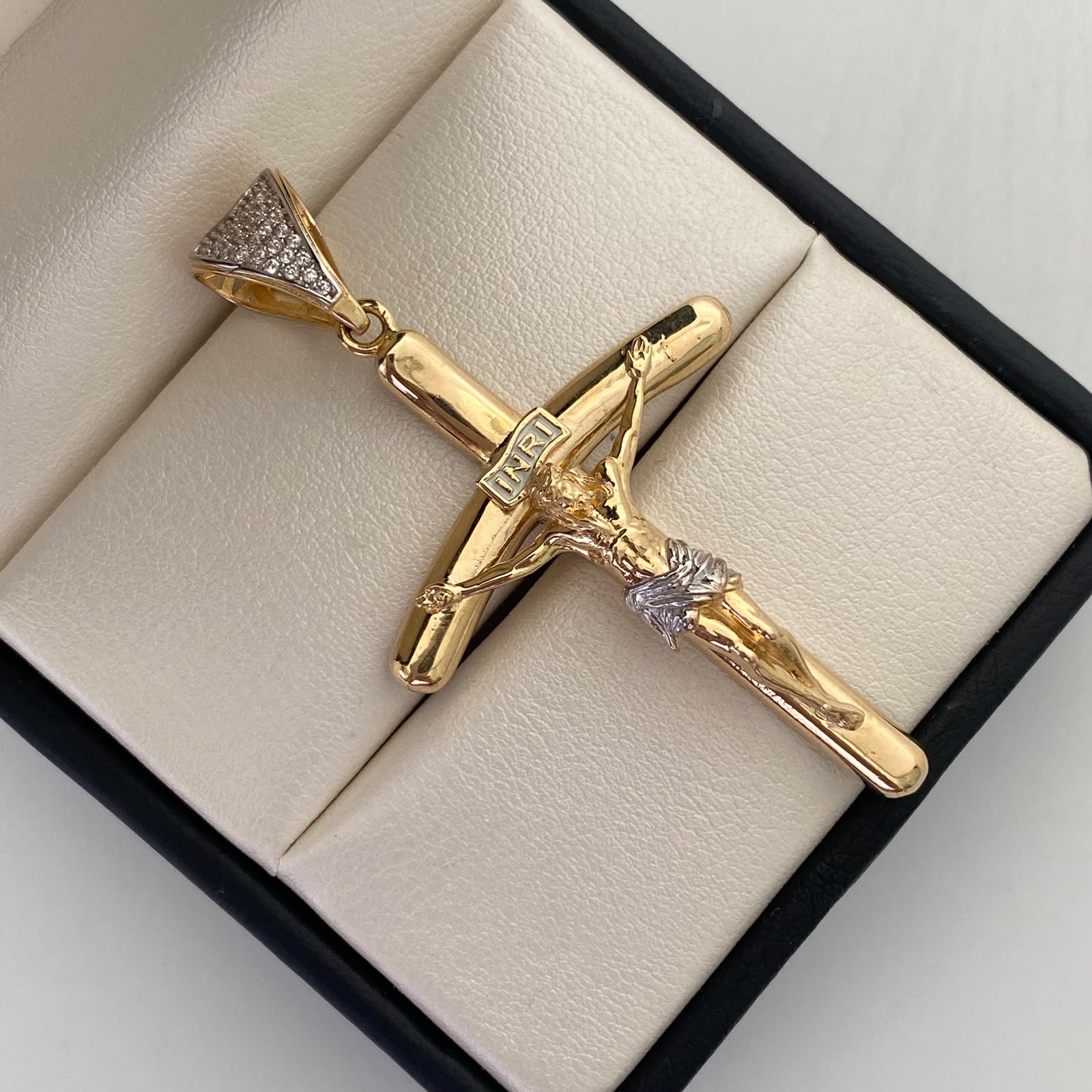Dije Cruz Casting Oro amarillo y Oro blanco 18k 10,45 Gr / 35,5 mm / 6,2 Cm
