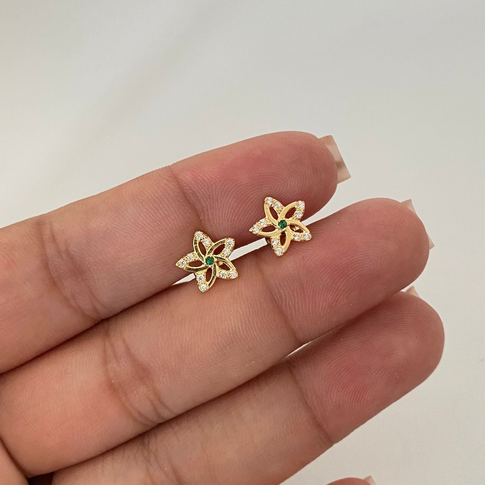 Topos silueta flor puntas circones centro verde Oro amarillo 18k 1,15 Gr / 9,5 mm