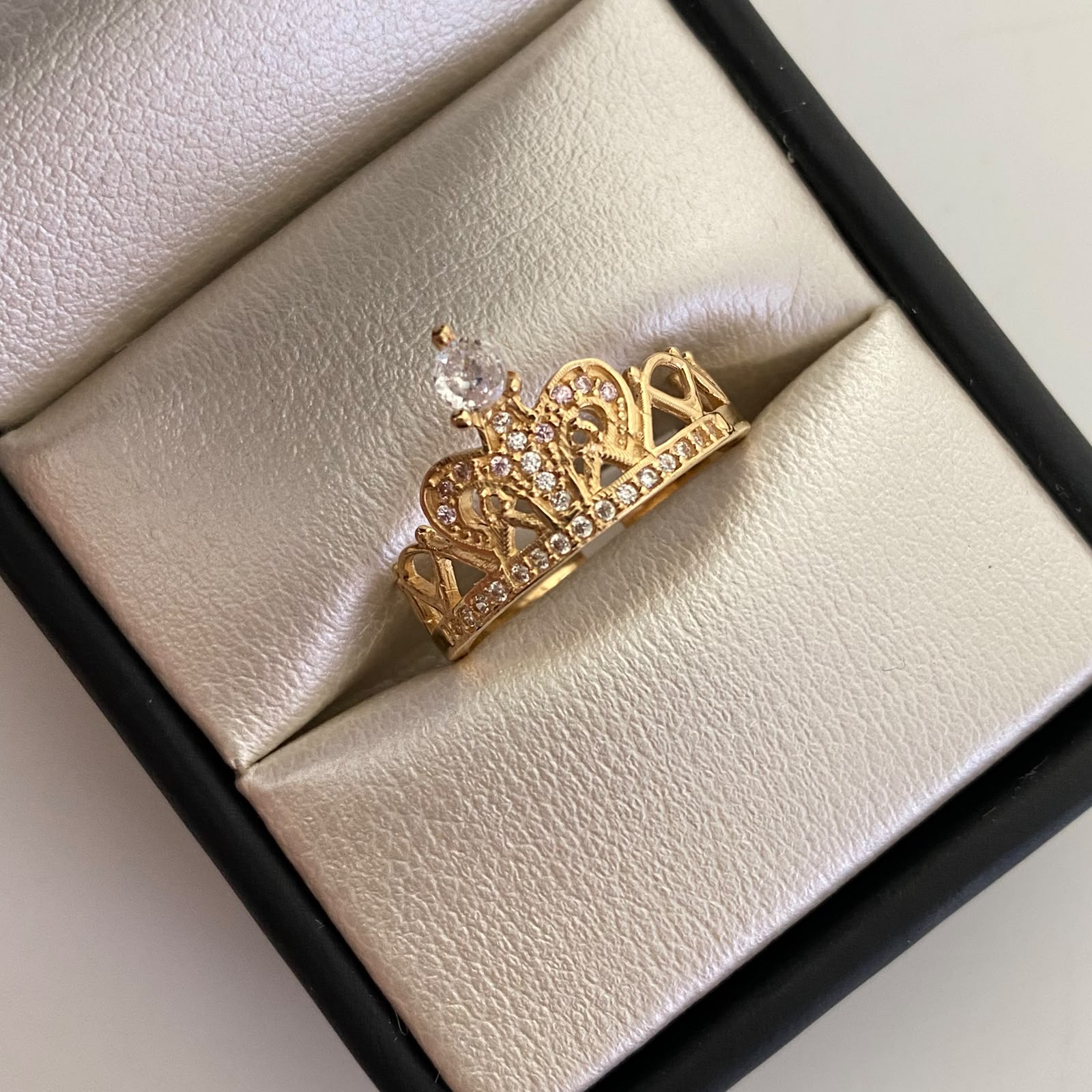 Anillo 15 Corona Casting Blanco Oro amarillo 18k / Talla 7 1/2 / 2,7 Gr