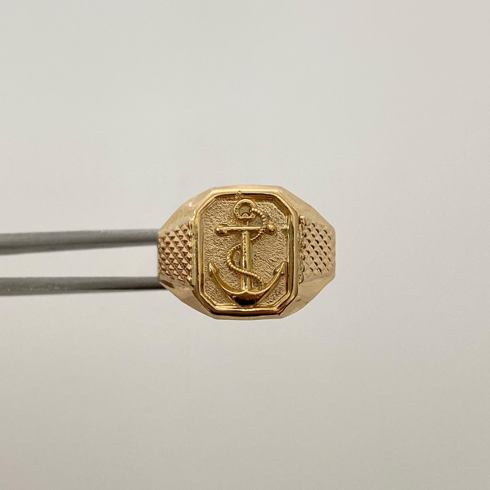 Anillo Troquel Ancla Oro amarillo 18k / Talla 9 1/4 / 3,25 Gr / 4,2 mm